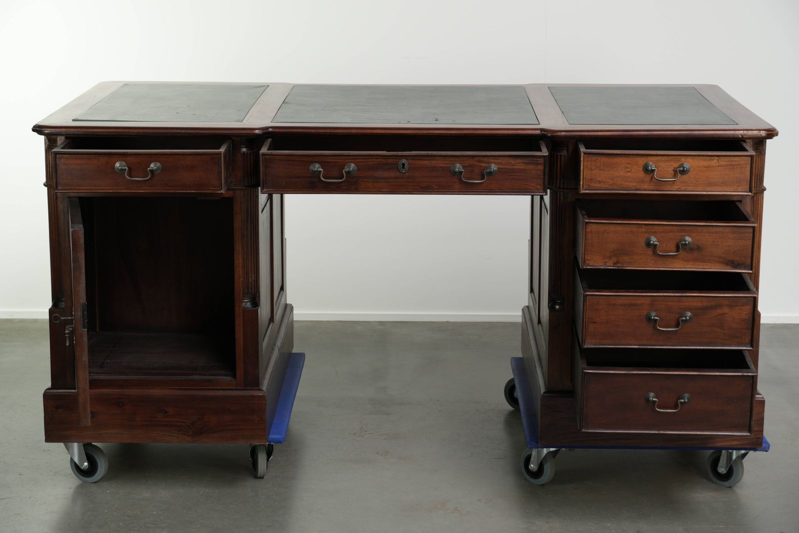 Luxe En Praktische Chesterfield Partner Desk Met Een Groen Leren Blad In Engelse Stijl photo vinterior