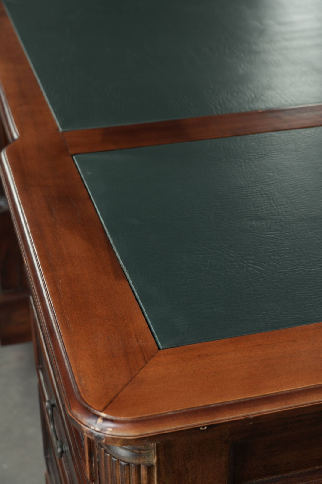 photo for sale Luxe En Praktische Chesterfield Partner Desk Met Een Groen Leren Blad In Engelse Stijl
