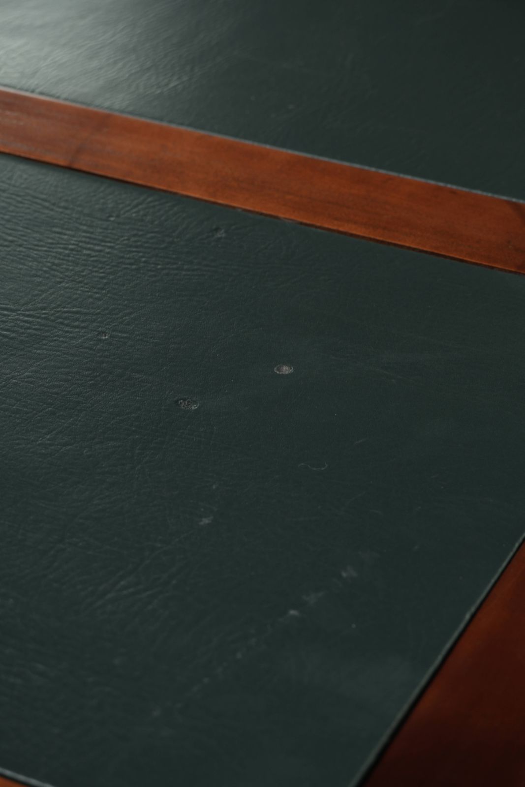 Furniture Luxe En Praktische Chesterfield Partner Desk Met Een Groen Leren Blad In Engelse Stijl photo