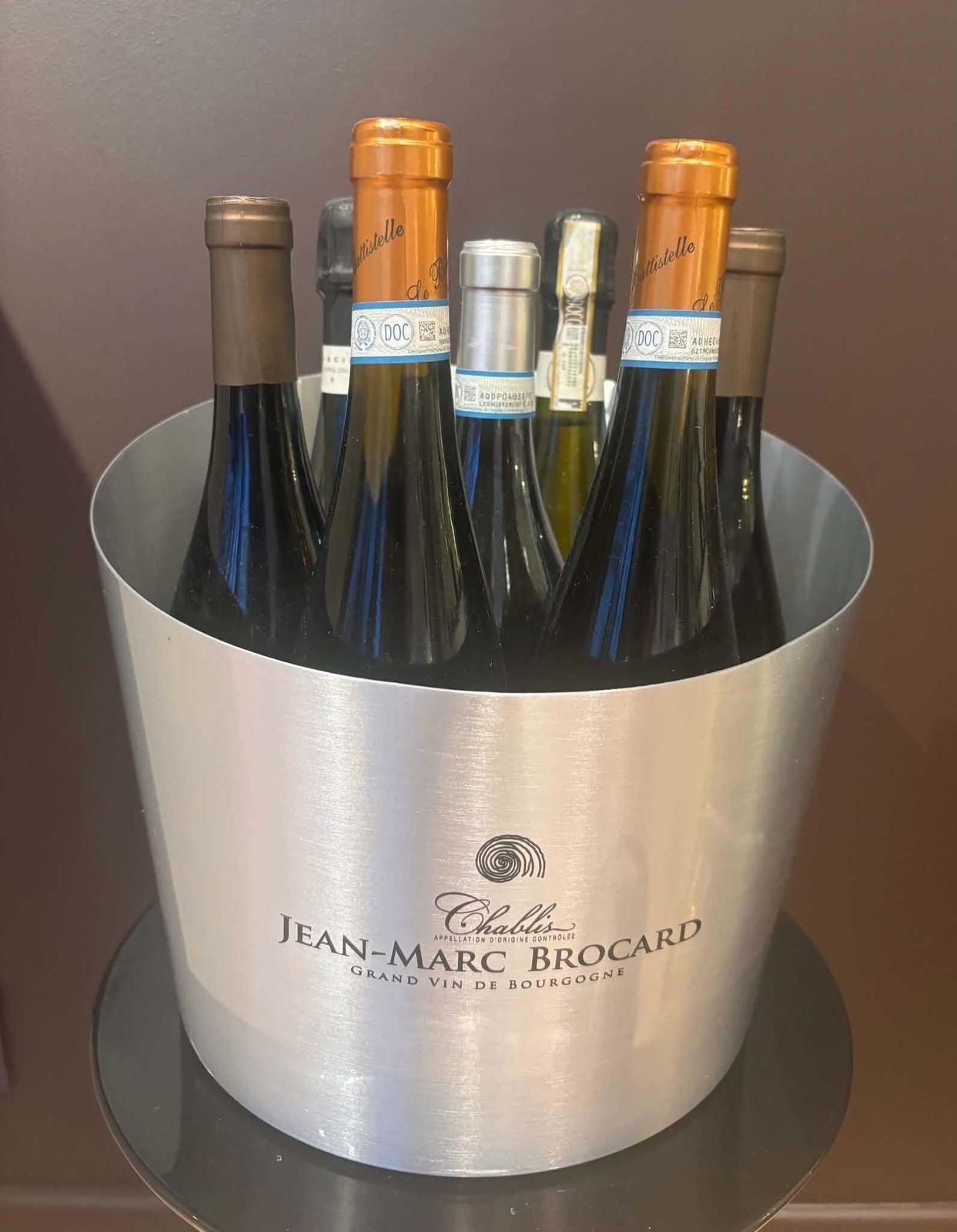 photo for sale Jean Marc Brocard Chablis grote wijnkoeler 7 flessen roestvrij staal champagnekoeler Frans Bourgondië barware