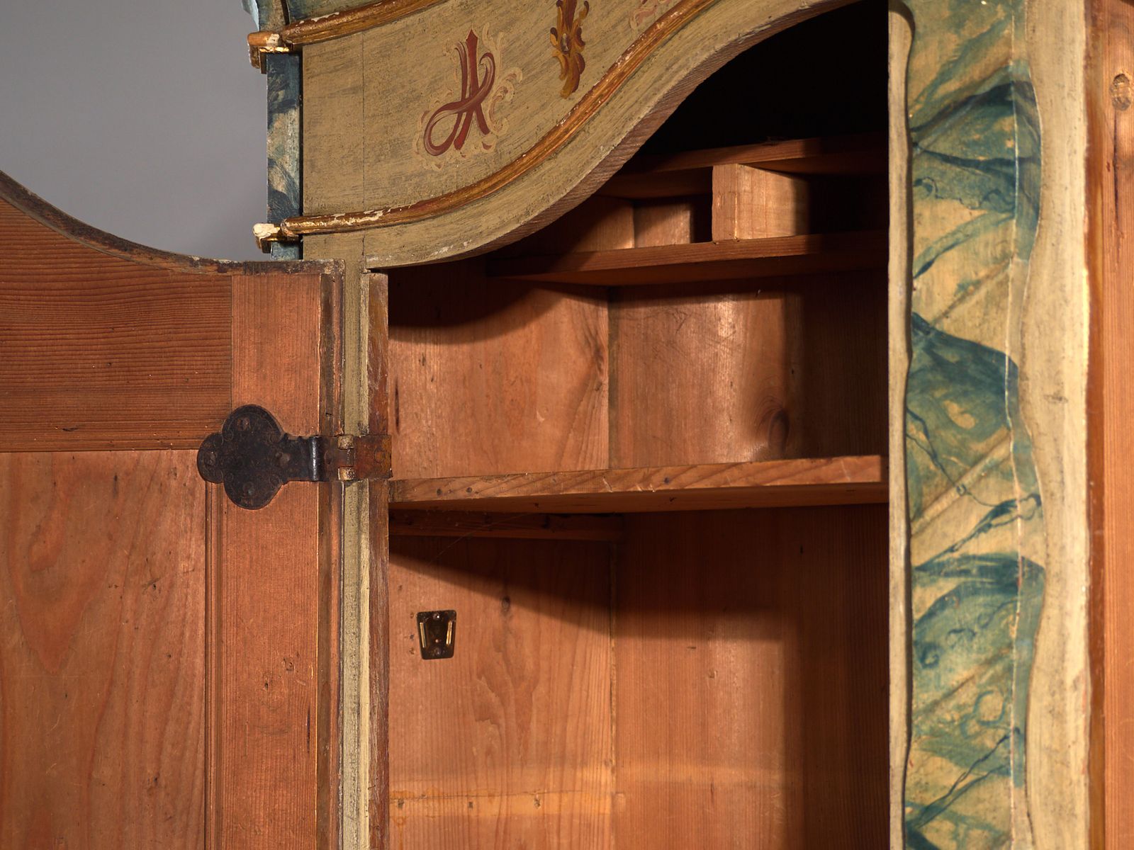 photo buy Armoire baroque d'époque peinte en pin, Empire austro-hongrois, 1794