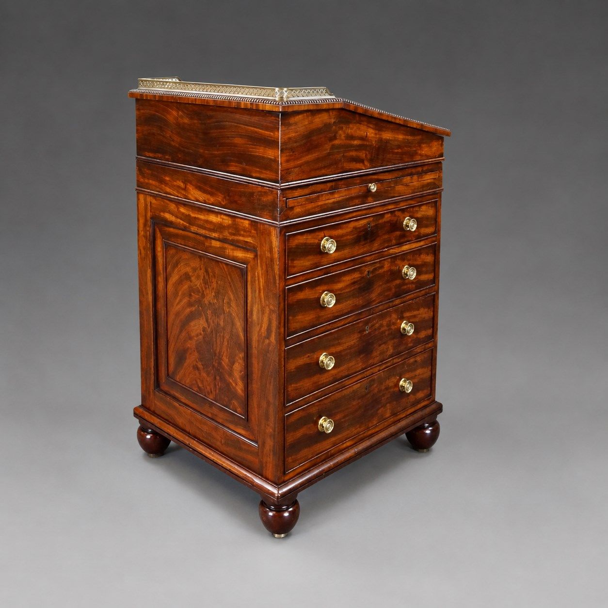 A Fine Gillows Flame Mahogany Davenport photo vinterior