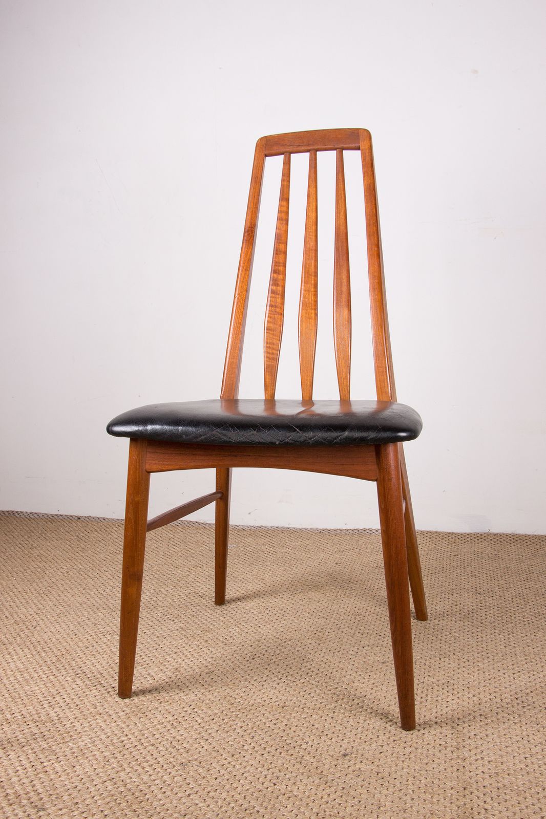 Ensemble de 6 chaises danoises en teck et cuir noir, modèle « Eva » par Niels Koefoed, 1960. photo furniture