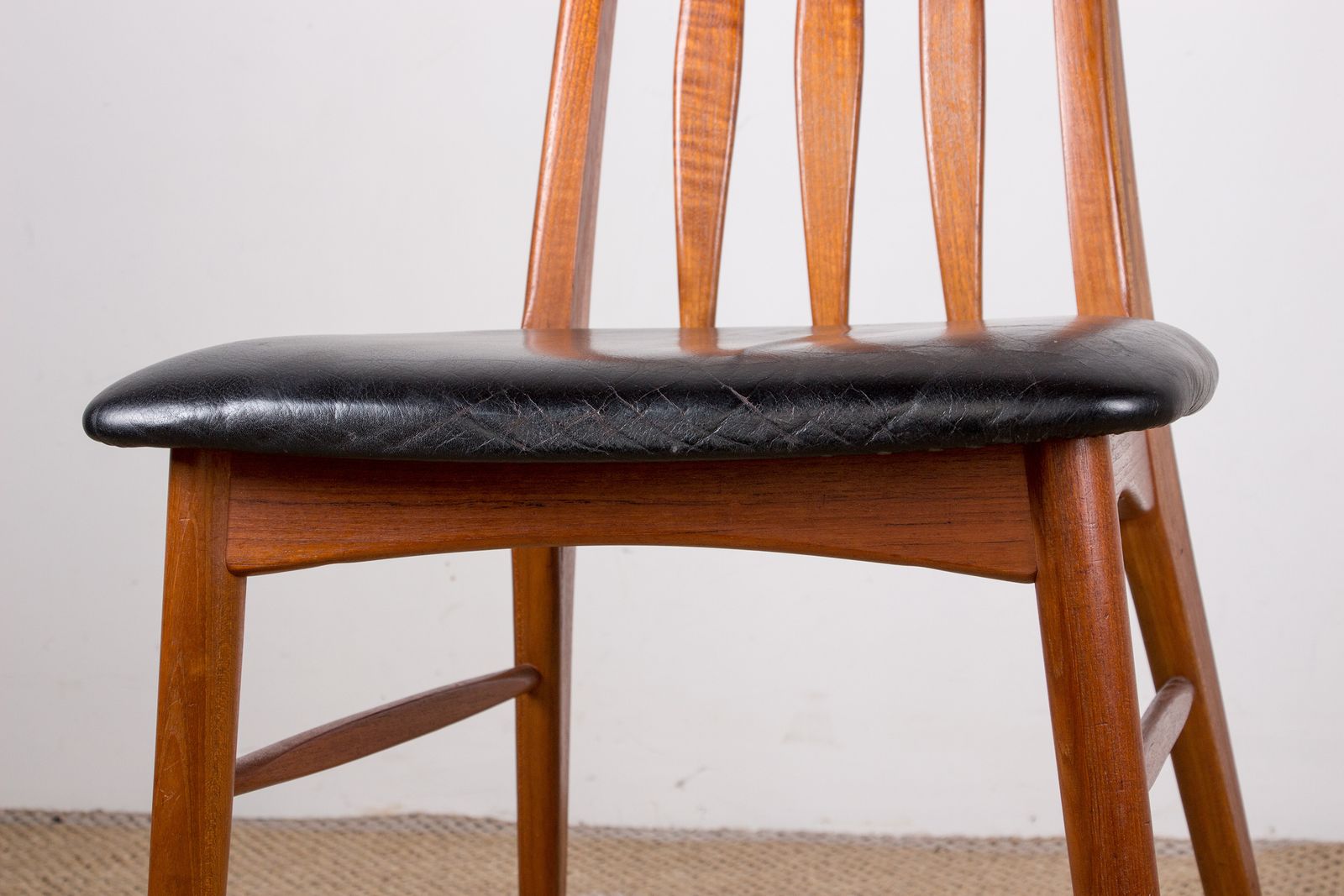 Ensemble de 6 chaises danoises en teck et cuir noir, modèle « Eva » par Niels Koefoed, 1960. photo Mobilier