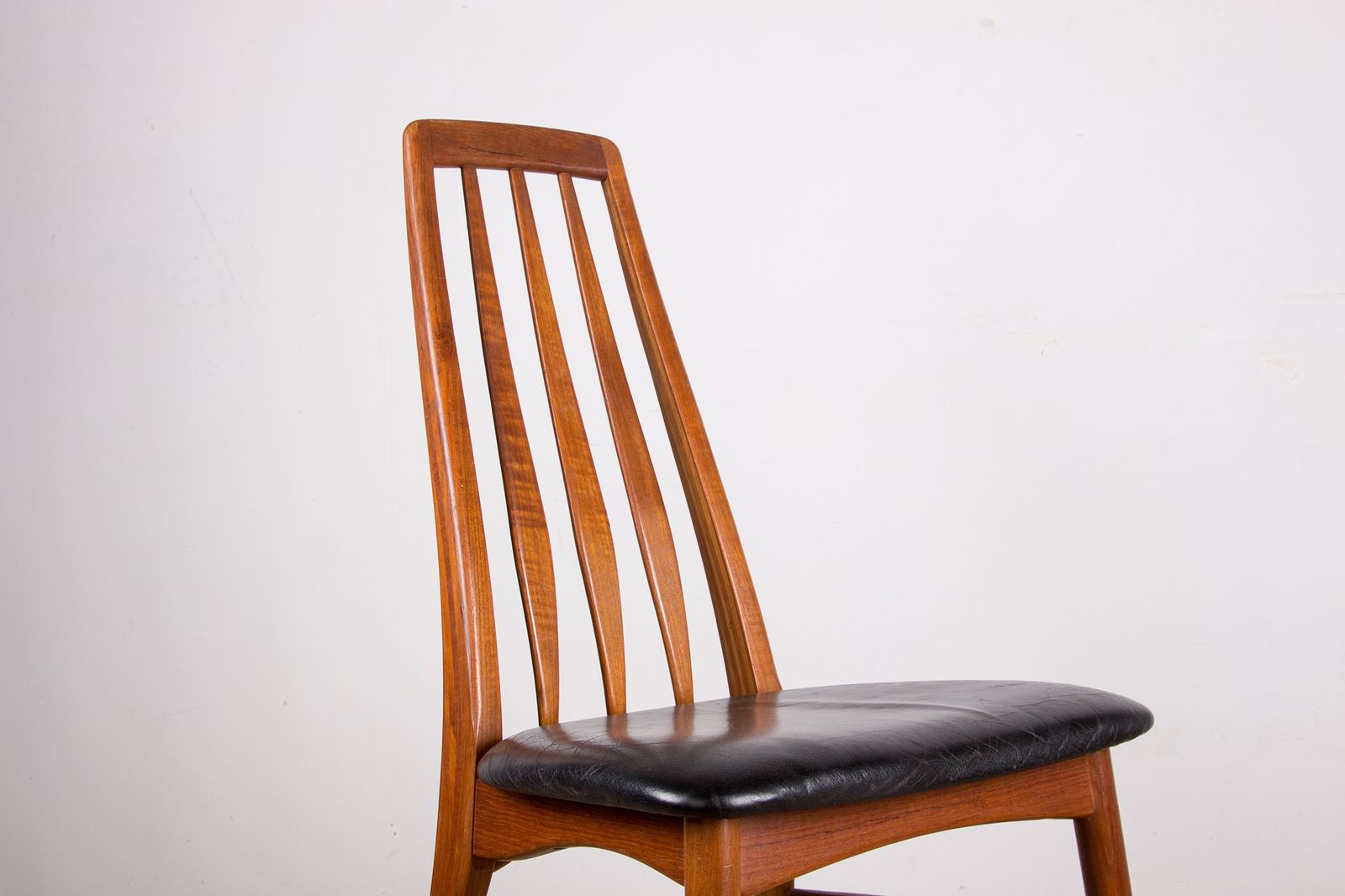 Ensemble de 6 chaises danoises en teck et cuir noir, modèle « Eva » par Niels Koefoed, 1960. photo vinterior