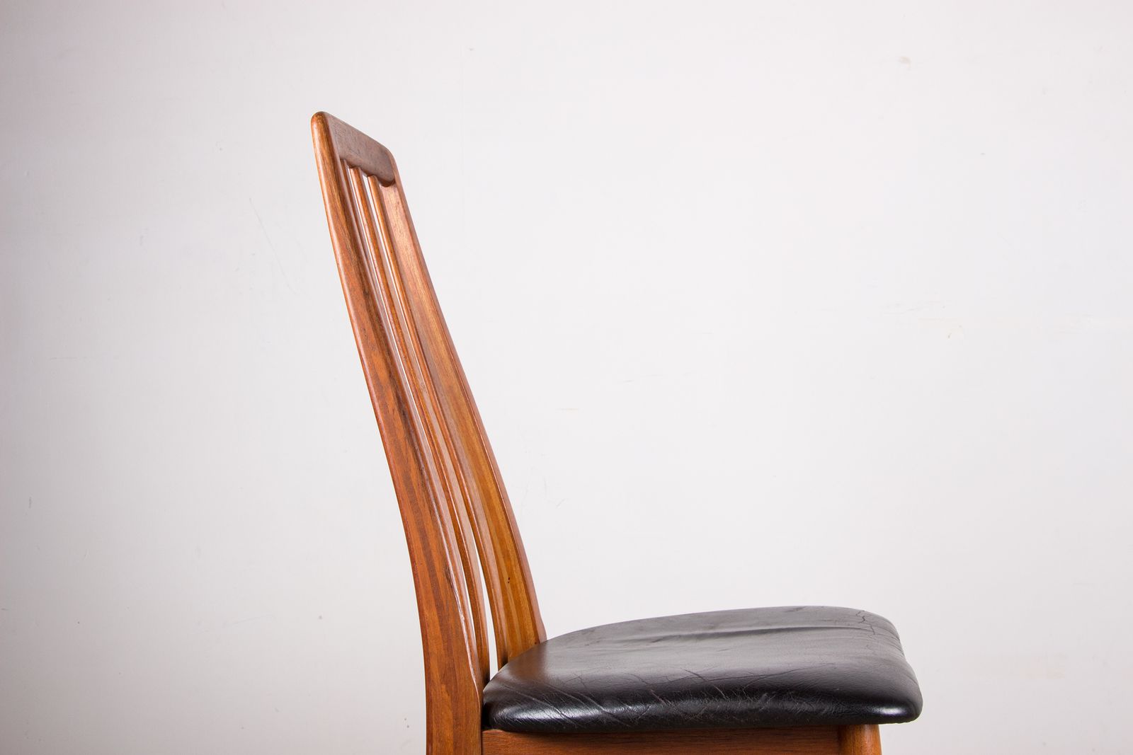 Ensemble de 6 chaises danoises en teck et cuir noir, modèle « Eva » par Niels Koefoed, 1960. photo buy