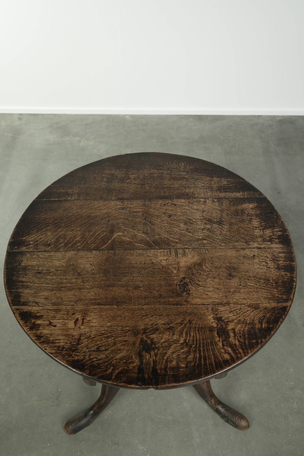 Karaktervolle Engelse eikenhouten bijzettafel uit de 18e eeuw met een mooi uiterlijk en mooie kleuren photo Meubels