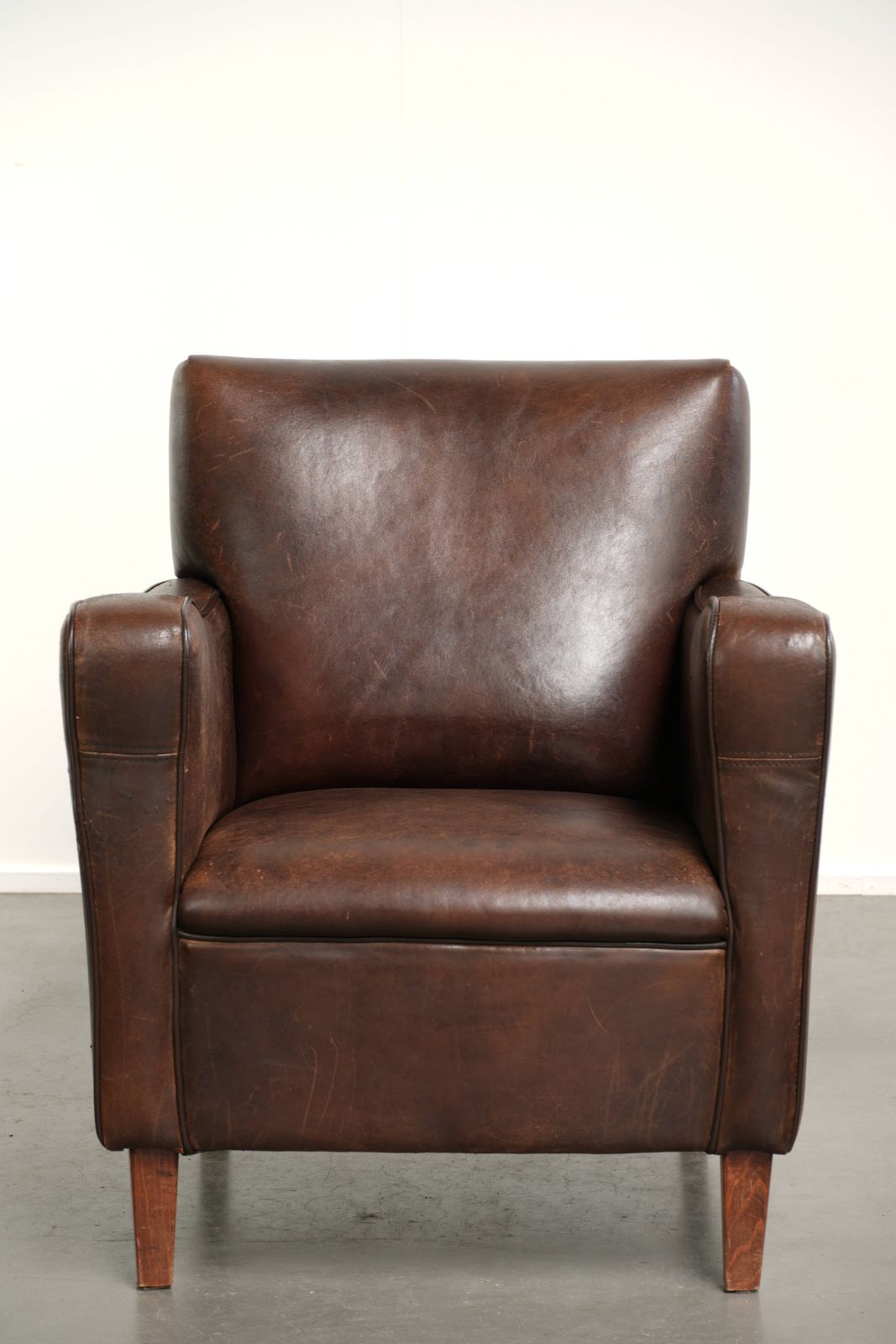 Stoere Vintage Schapenleren Fauteuil Met Mooie Patina En Tijdloos Engels Design In Subtiel Formaat photo furniture