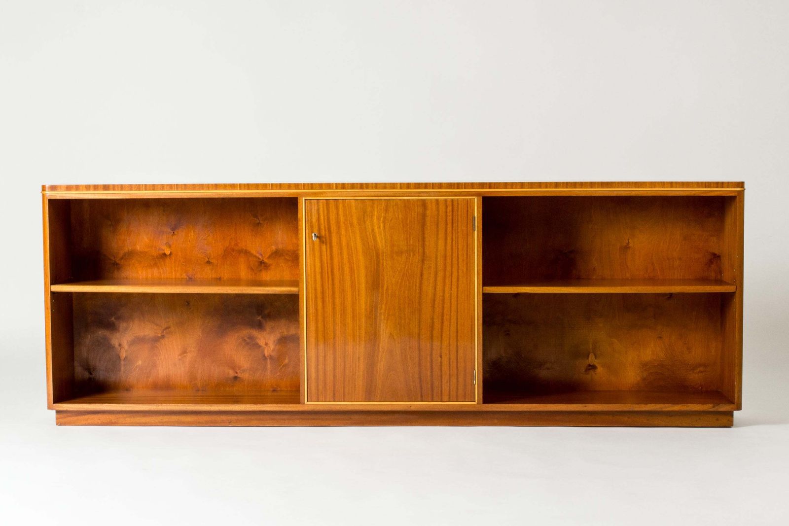 Swedish Modern mahonie boekenkast of dressoir, AB Robert Ditzinger photo furniture
