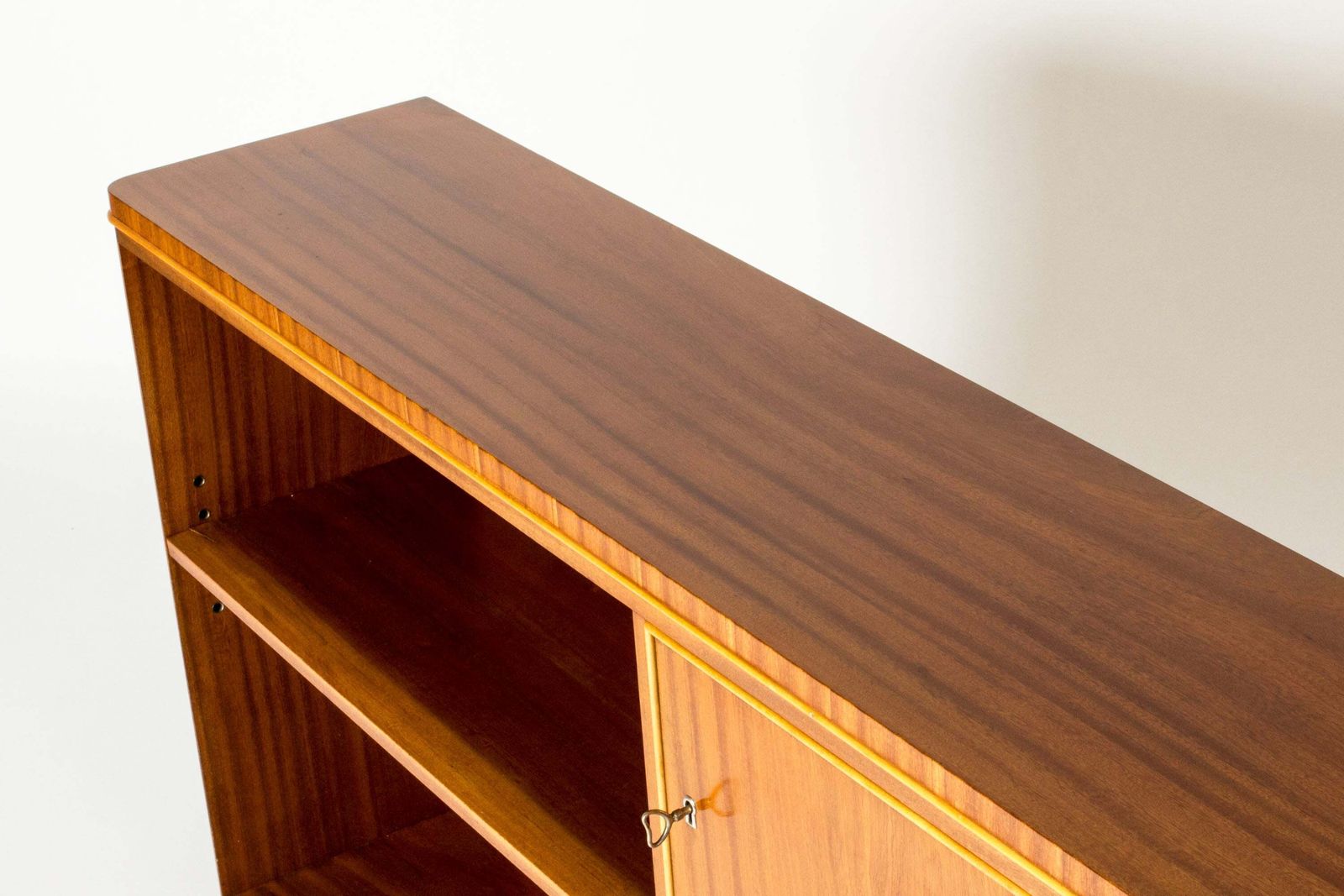 Swedish Modern mahonie boekenkast of dressoir, AB Robert Ditzinger photo vinterior