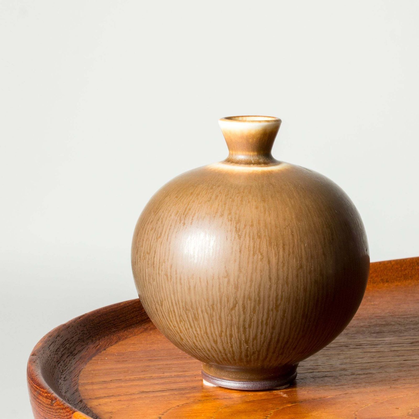 Vase en grès mid-century par Berndt Friberg, Gustavsberg, Suède, 1975 photo furniture