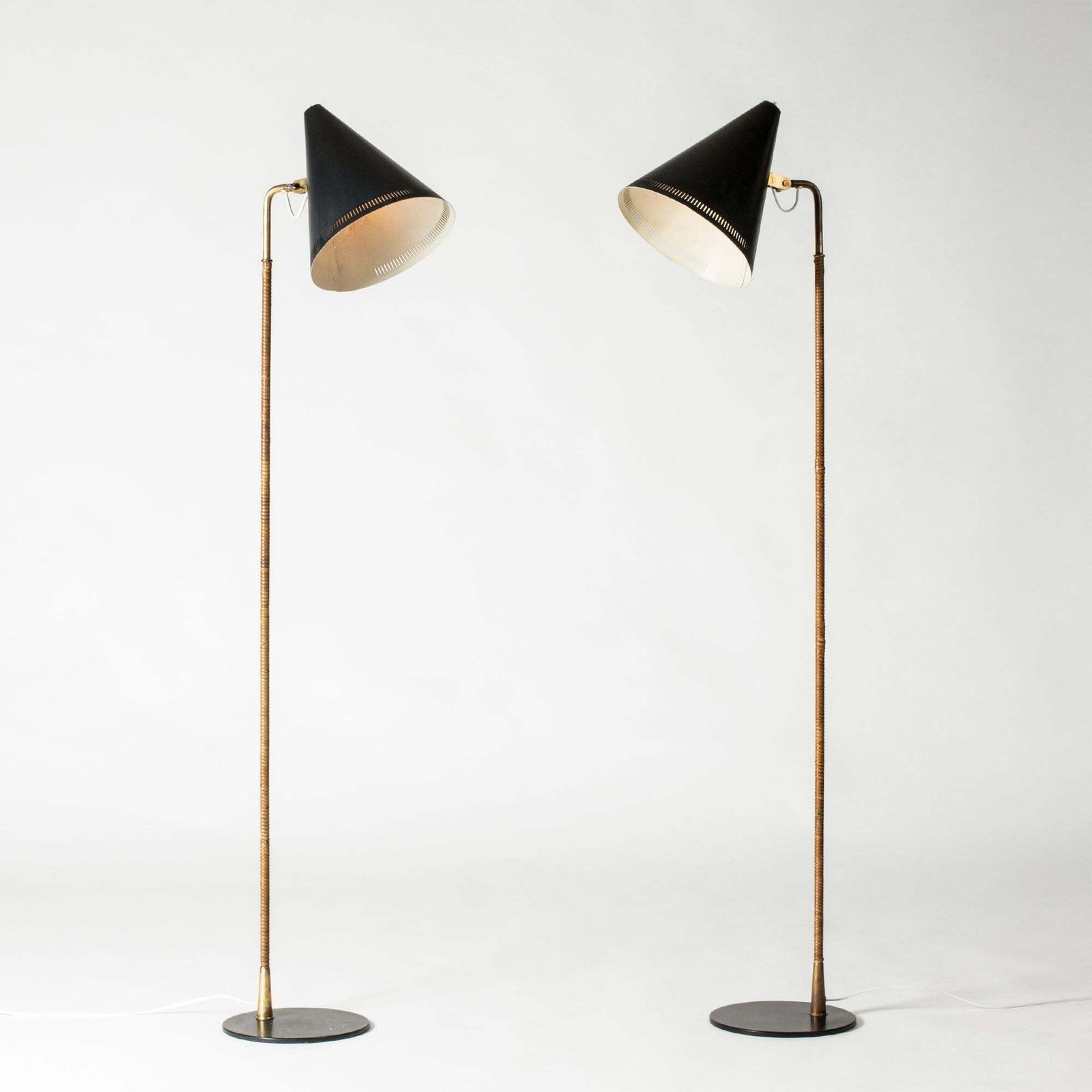 Finse Mid-Century Modern vloerlampen van Paavo Tynell voor Idman, ca. jaren 1950 photo for sale
