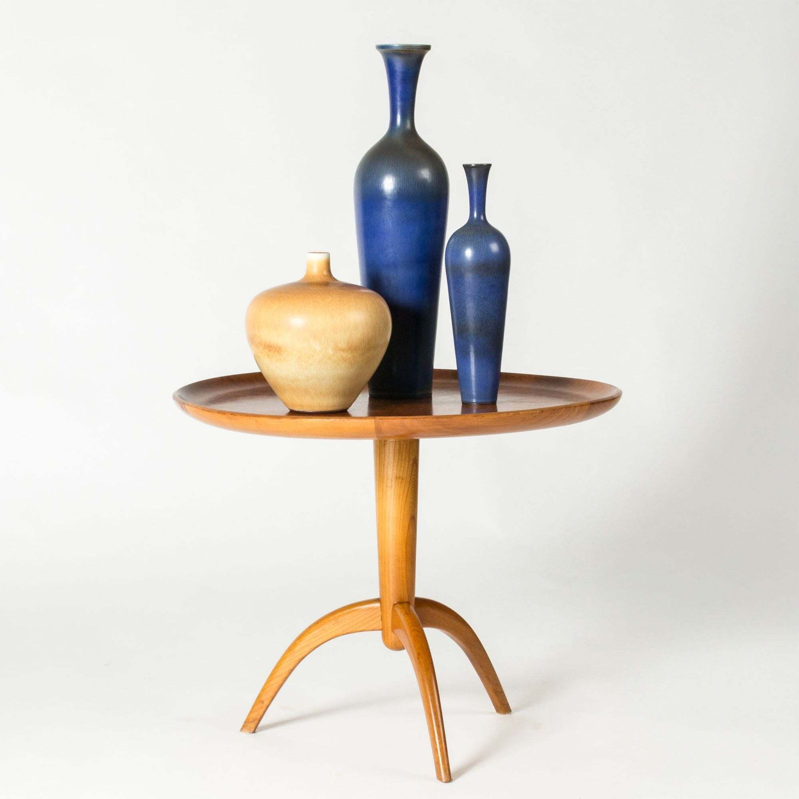 photo furniture Zweeds Modern bijzettafel van iep, jaren 1940