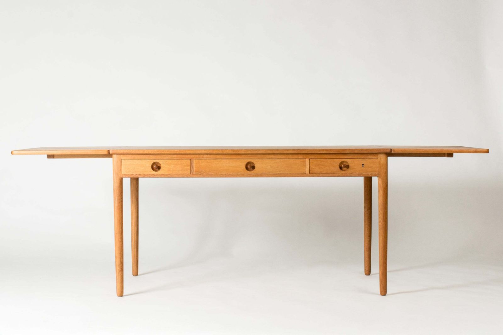 photo for sale Bureau mid-century modern en chêne par Hans J. Wegner, Danemark, années 1960