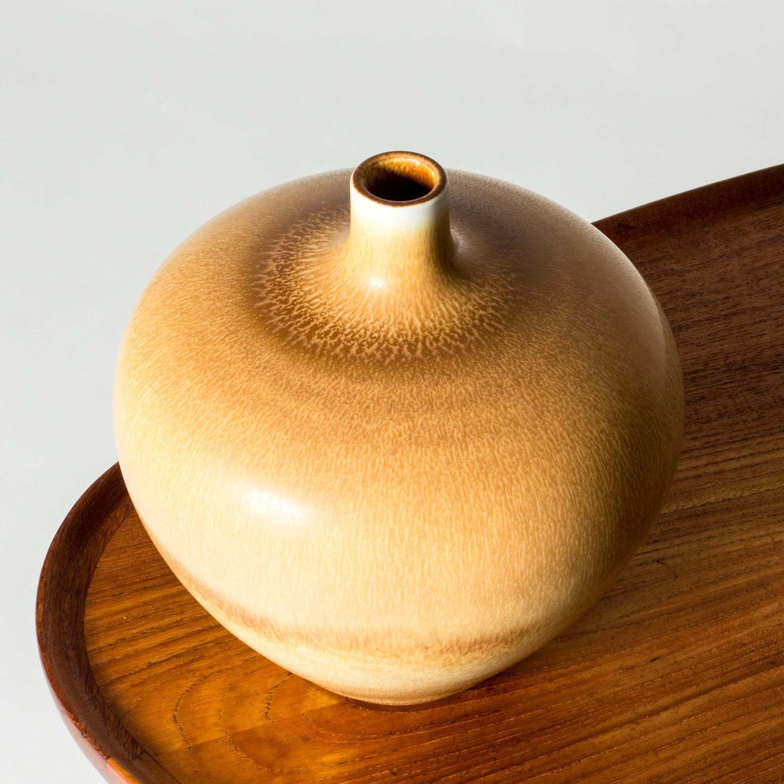 Mid-century steengoed vaas, Berndt Friberg, Gustavsberg, Zweden, 1961 photo Woonaccessoires