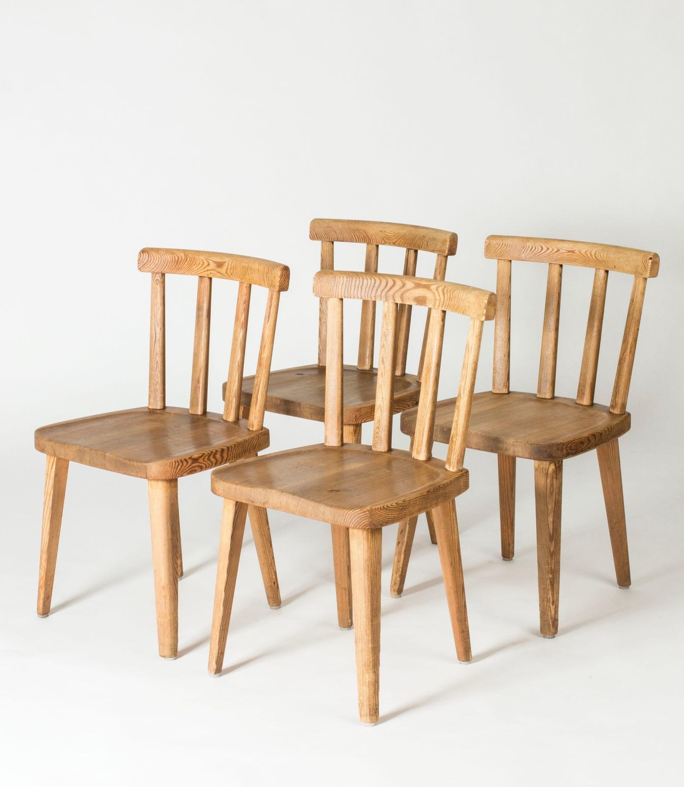 Set van vier "Utö" grenenhouten stoelen van Axel Einar Hjorth, Nordiska Kompaniet, jaren 1930 photo furniture
