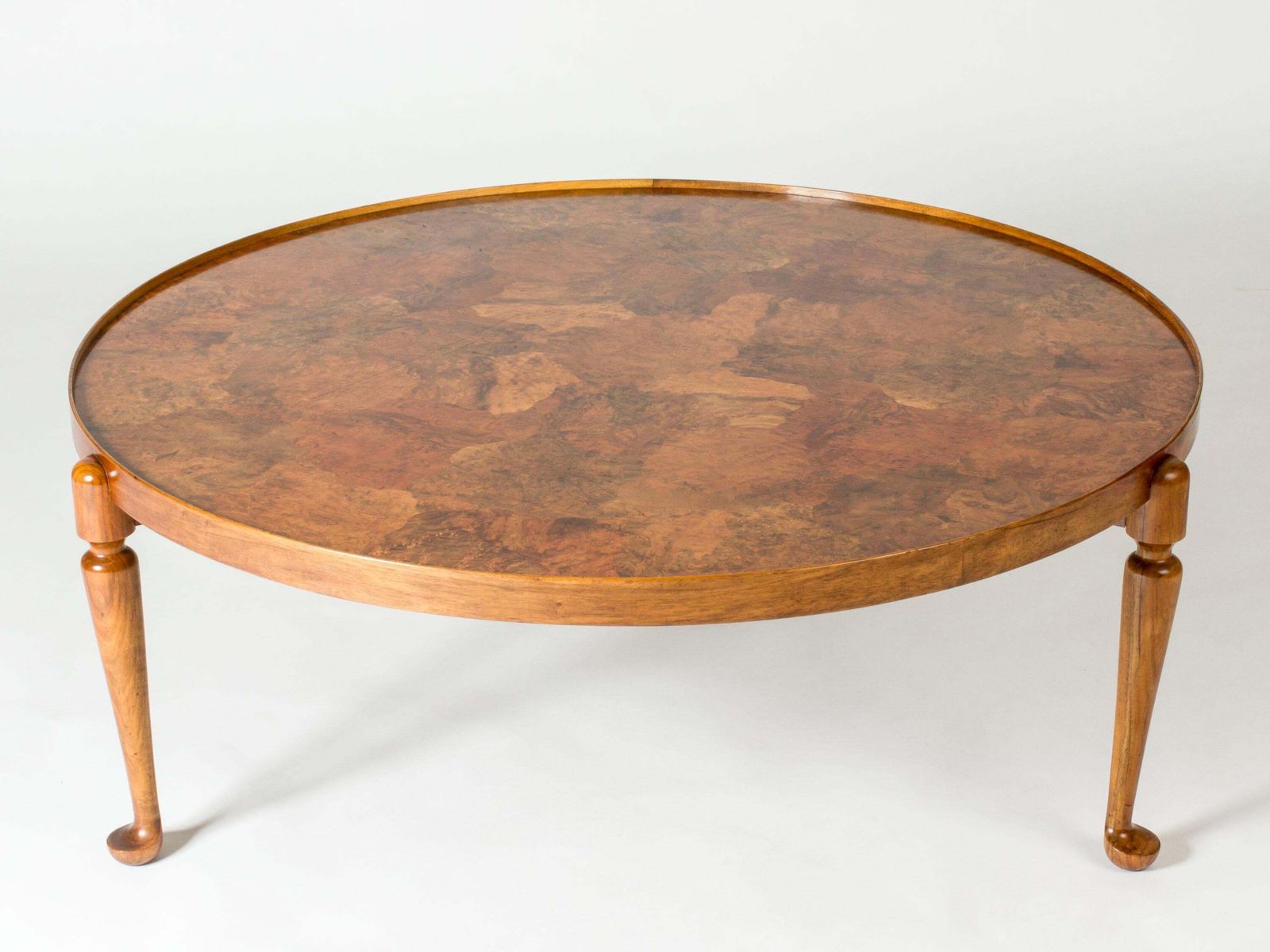 Table basse suédoise mid-century en noyer par Josef Frank, Firma Svenskt Tenn, années 1950 photo 17467.0