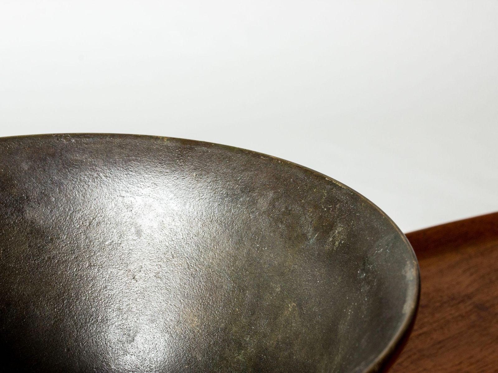 Coupe sur piédouche moderniste suédoise en bronze patiné, GAB, années 1930 photo buy
