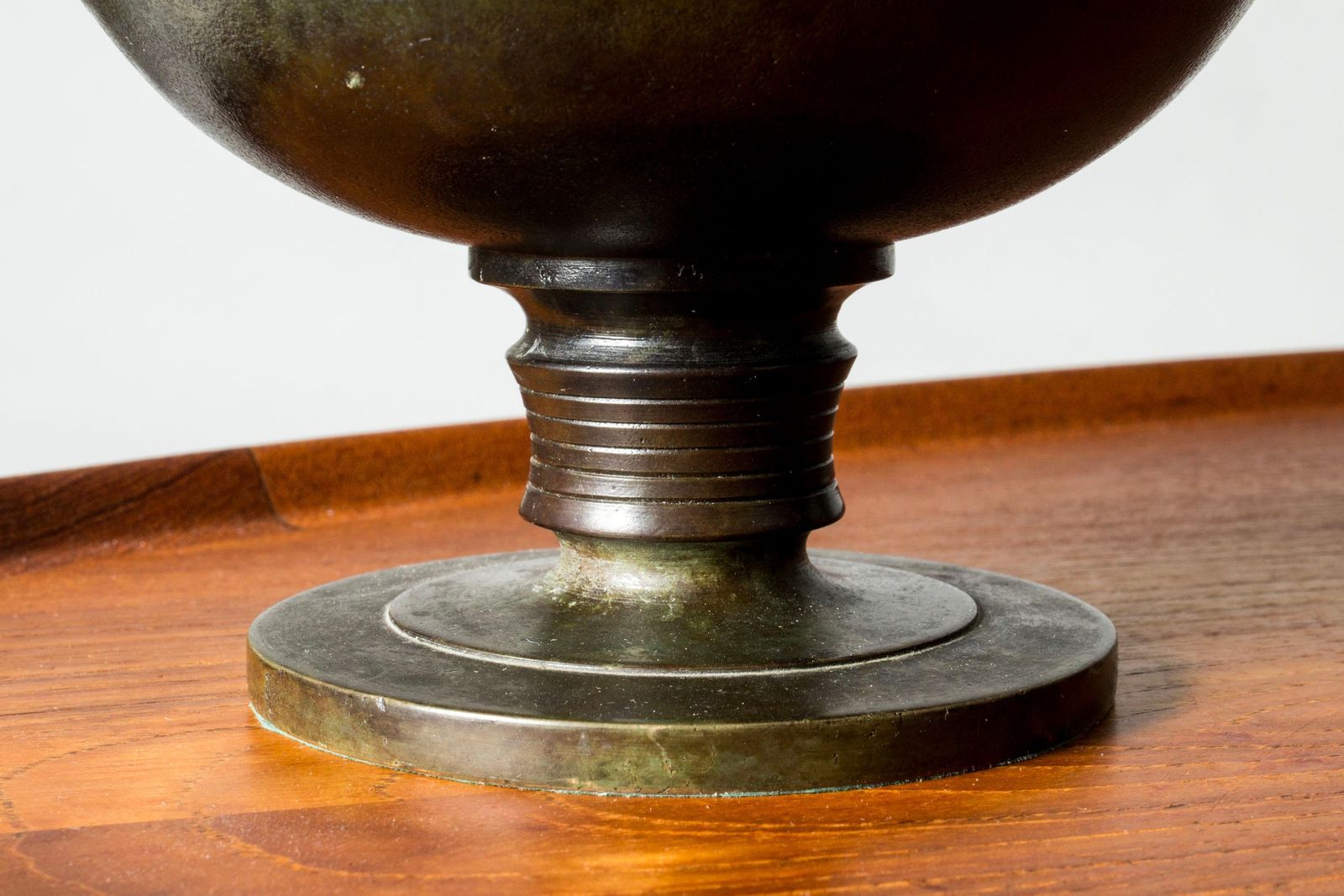 Coupe sur piédouche moderniste suédoise en bronze patiné, GAB, années 1930 photo vintage