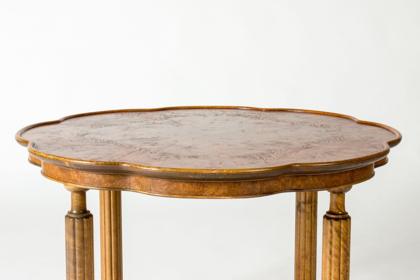 Table basse néoclassique suédoise en placage de bouleau et de loupe, Suède, années 1930 photo vinterior