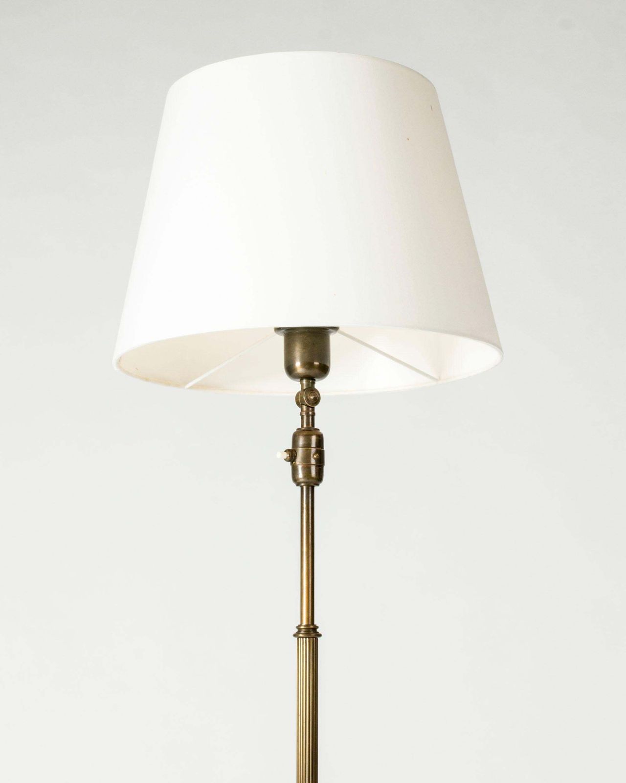 Lampadaire Swedish Grace en laiton, par Erik Tidstrand pour Nordiska Kompaniet, années 1930 photo 3799.0