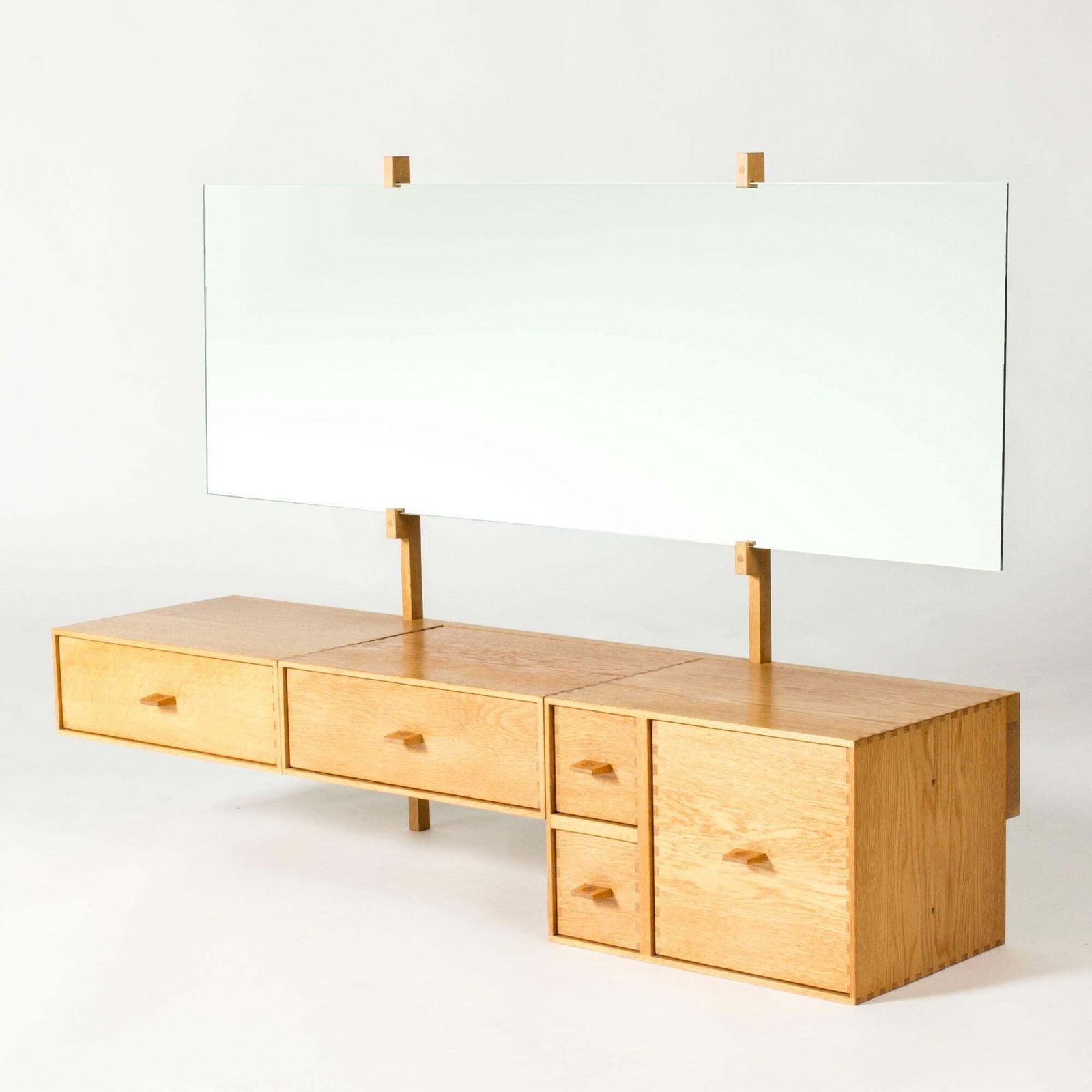 Coiffeuse murale mid-century modern en chêne, Luxus, Suède, années 1960 photo for sale