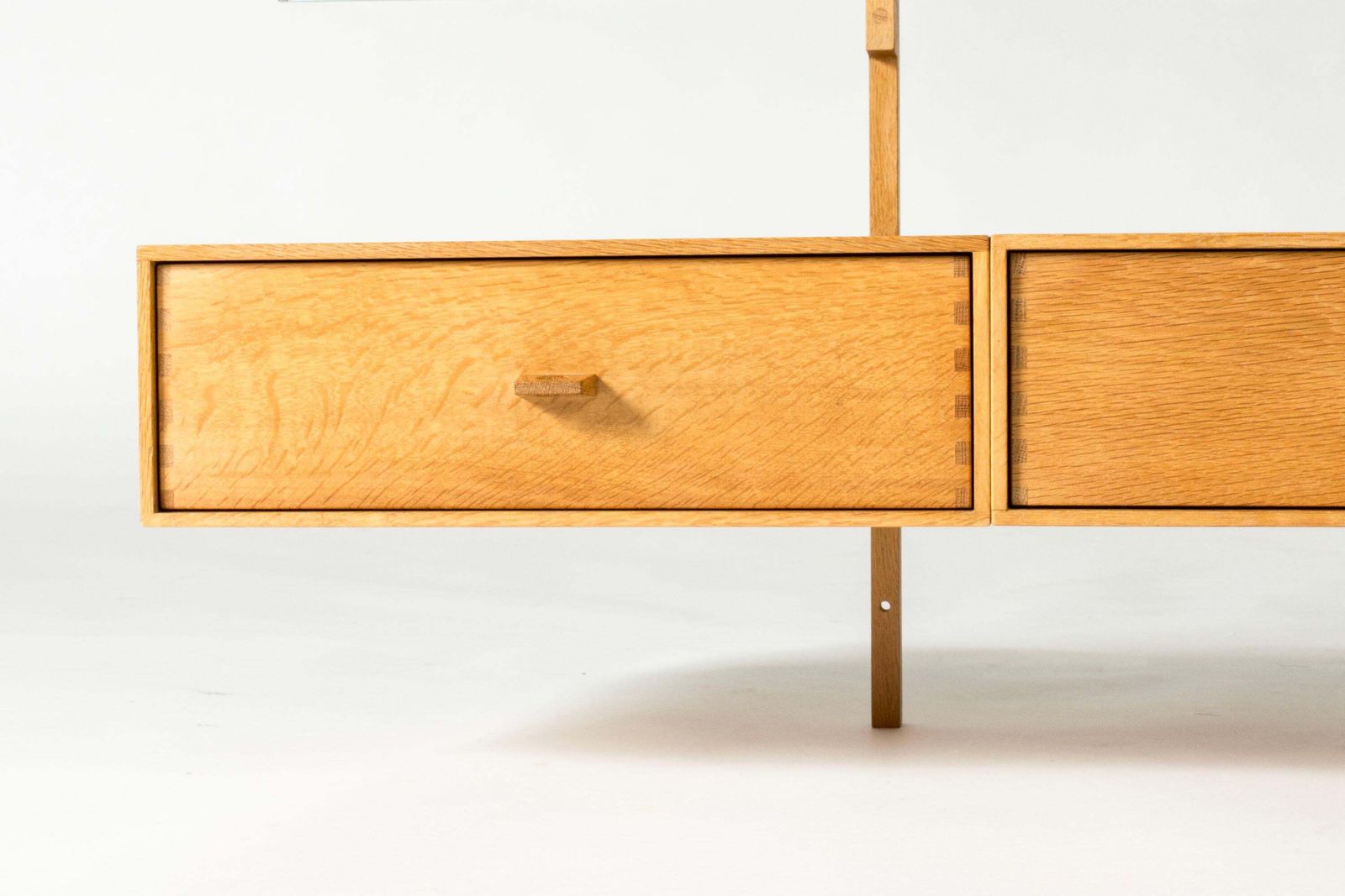 photo for sale Coiffeuse murale mid-century modern en chêne, Luxus, Suède, années 1960