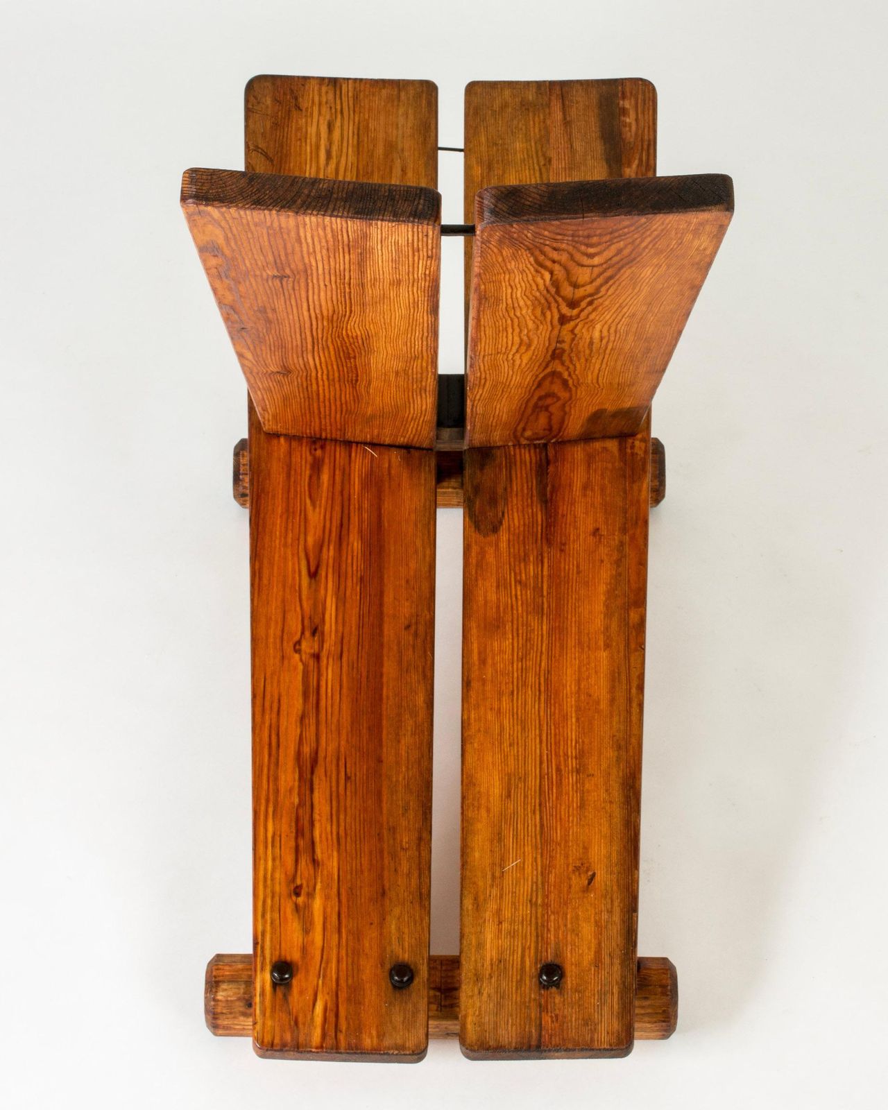 photo furniture "Skoga" Pine Lounge Chair by Axel Einar Hjorth, NK, Sweden, jaren 1930