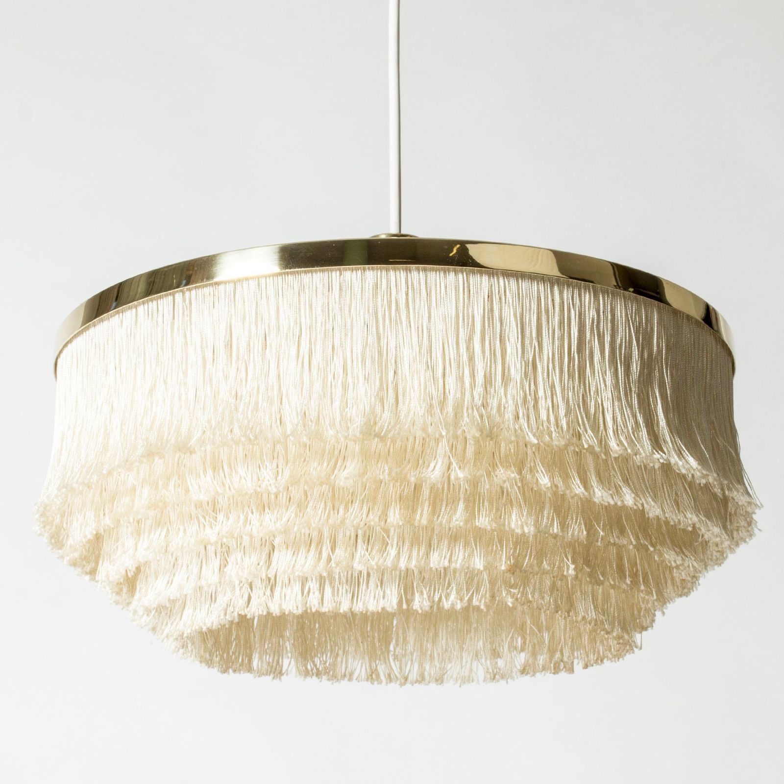 Scandinavian Modern Hans Agne Jakobsson messing en zijden hanglamp, model T 603 photo Verlichting