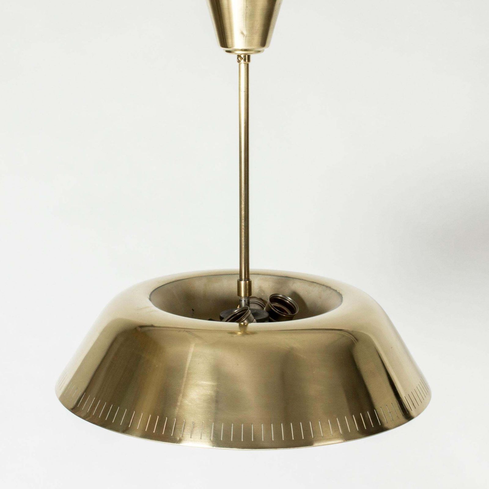 photo furniture Swedish Modern messing plafondlamp van Harald Notini, ca. jaren 1940