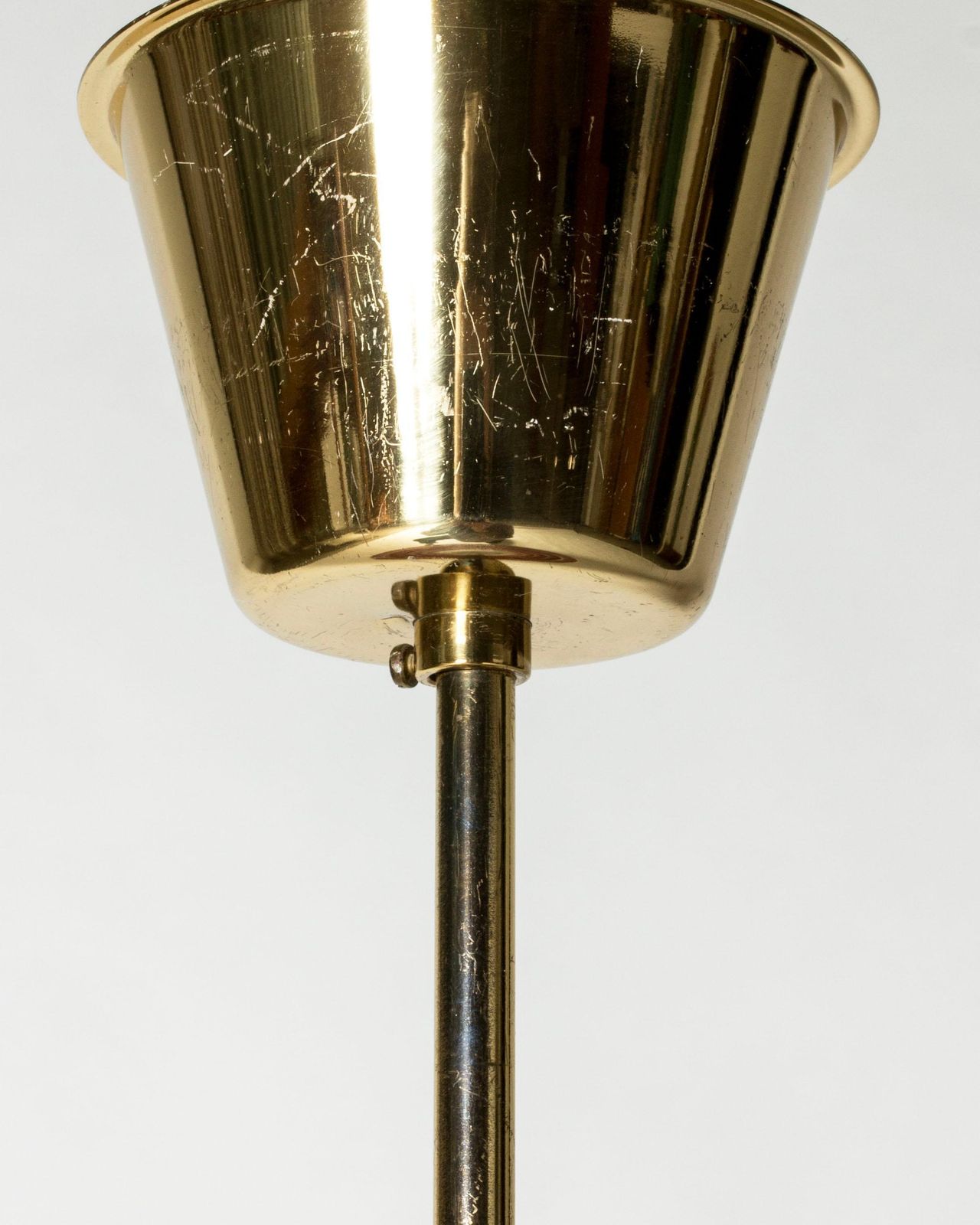 Zeldzame Hans Agne Jakobsson Fringe hanglamp, messing en opaalwit glas photo vintage