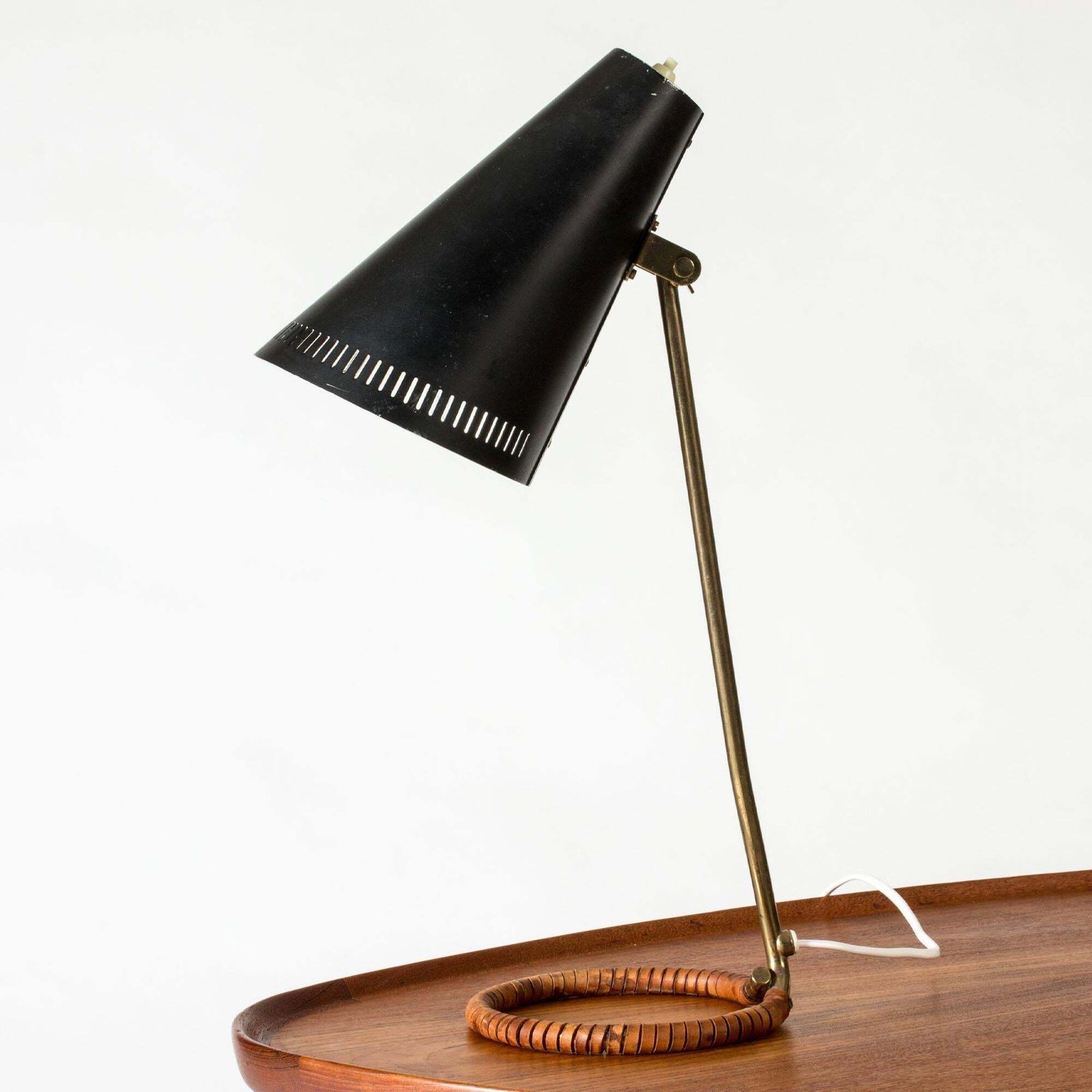 Lampe de table mid-century en laiton et cuir par Mauri Almari, années 1950 photo furniture