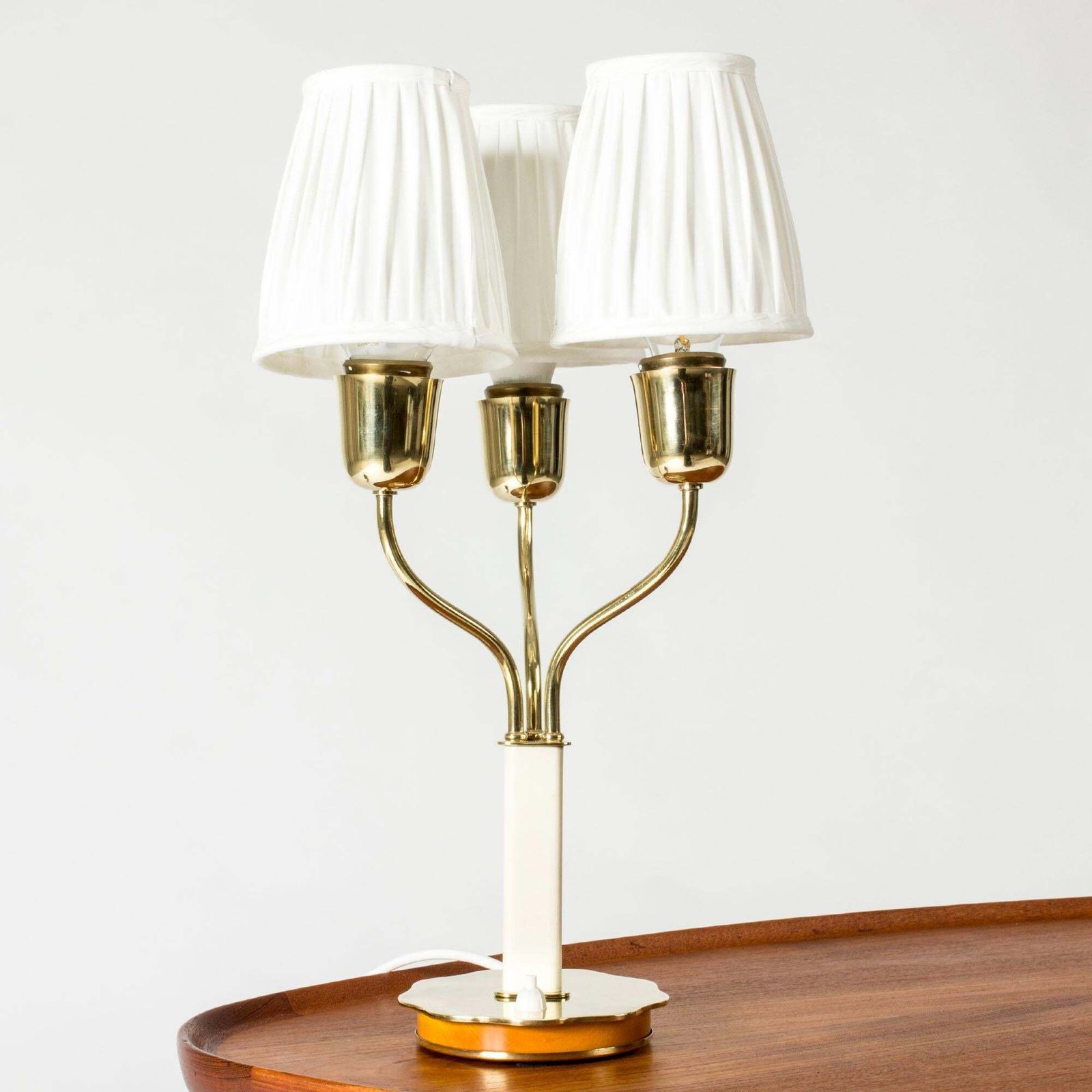 Zweedse Modern tafellamp uit de jaren 1940 van Harald Notini, in messing en hout photo for sale