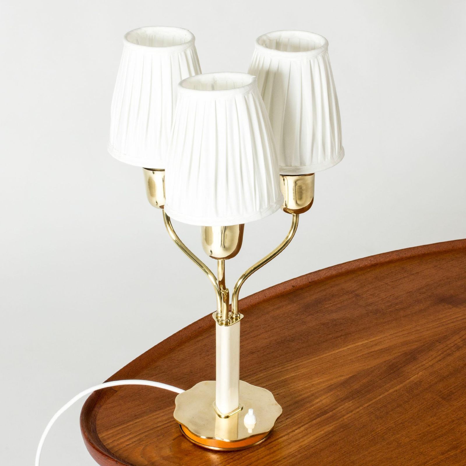 Zweedse Modern tafellamp uit de jaren 1940 van Harald Notini, in messing en hout photo Verlichting