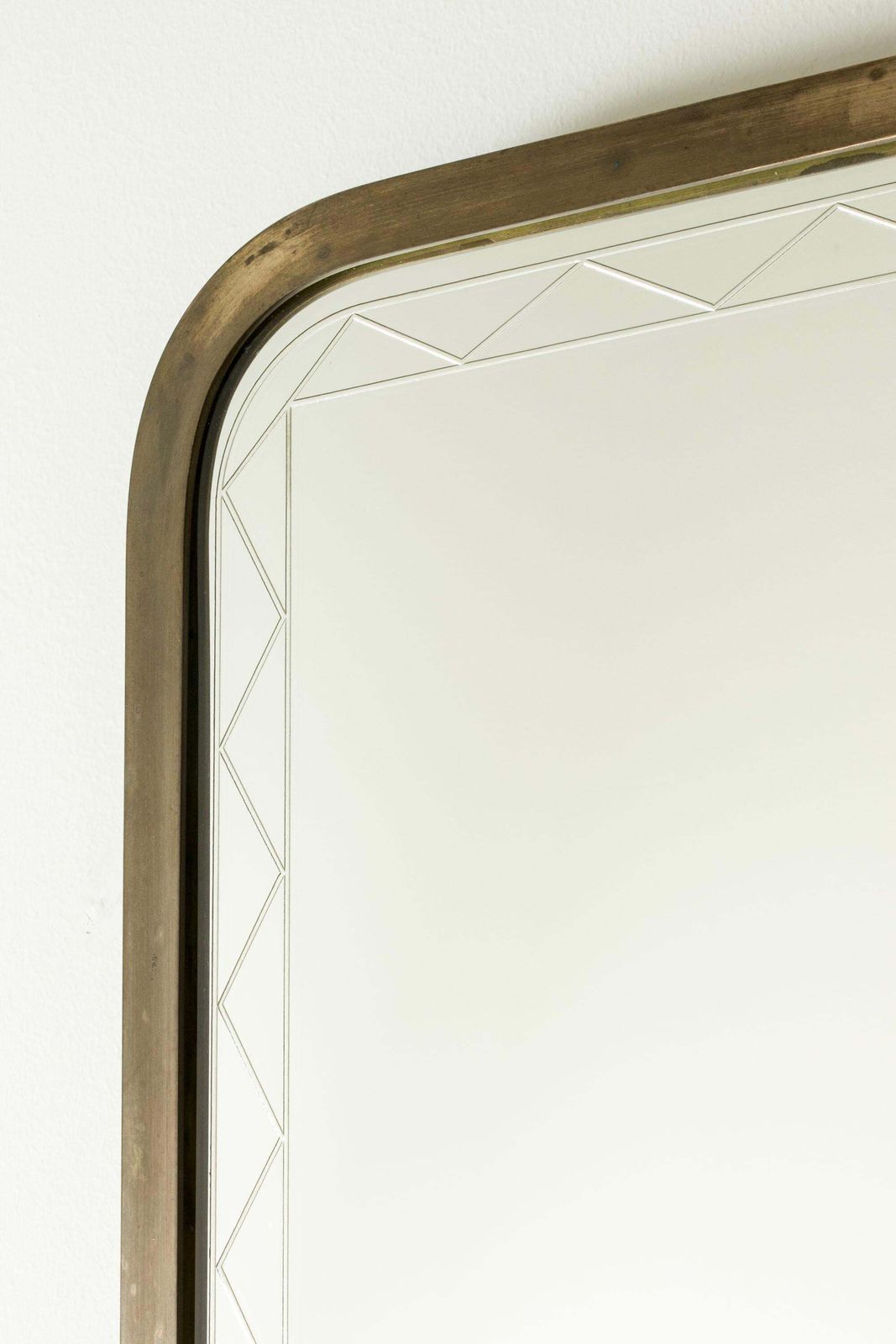 Miroir mural suédois moderne, monture en laiton, verre gravé, design années 1940 photo for sale
