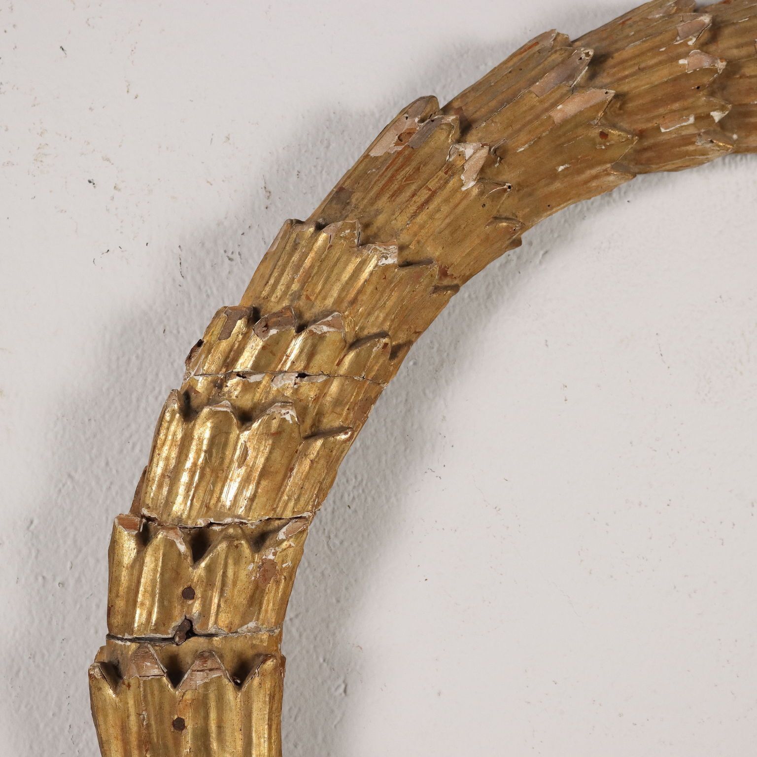 Frise de dessus-de-porte d'époque en bois sculpté et doré, Italie, XIXe siècle photo for sale