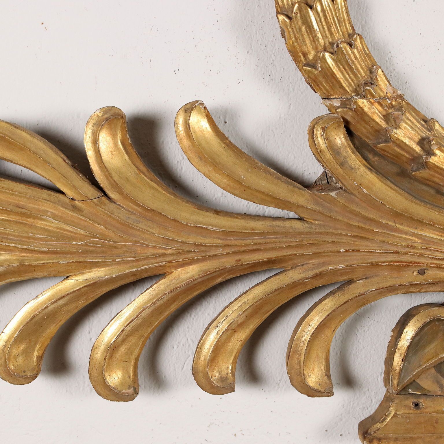 Frise de dessus-de-porte d'époque en bois sculpté et doré, Italie, XIXe siècle photo vinterior