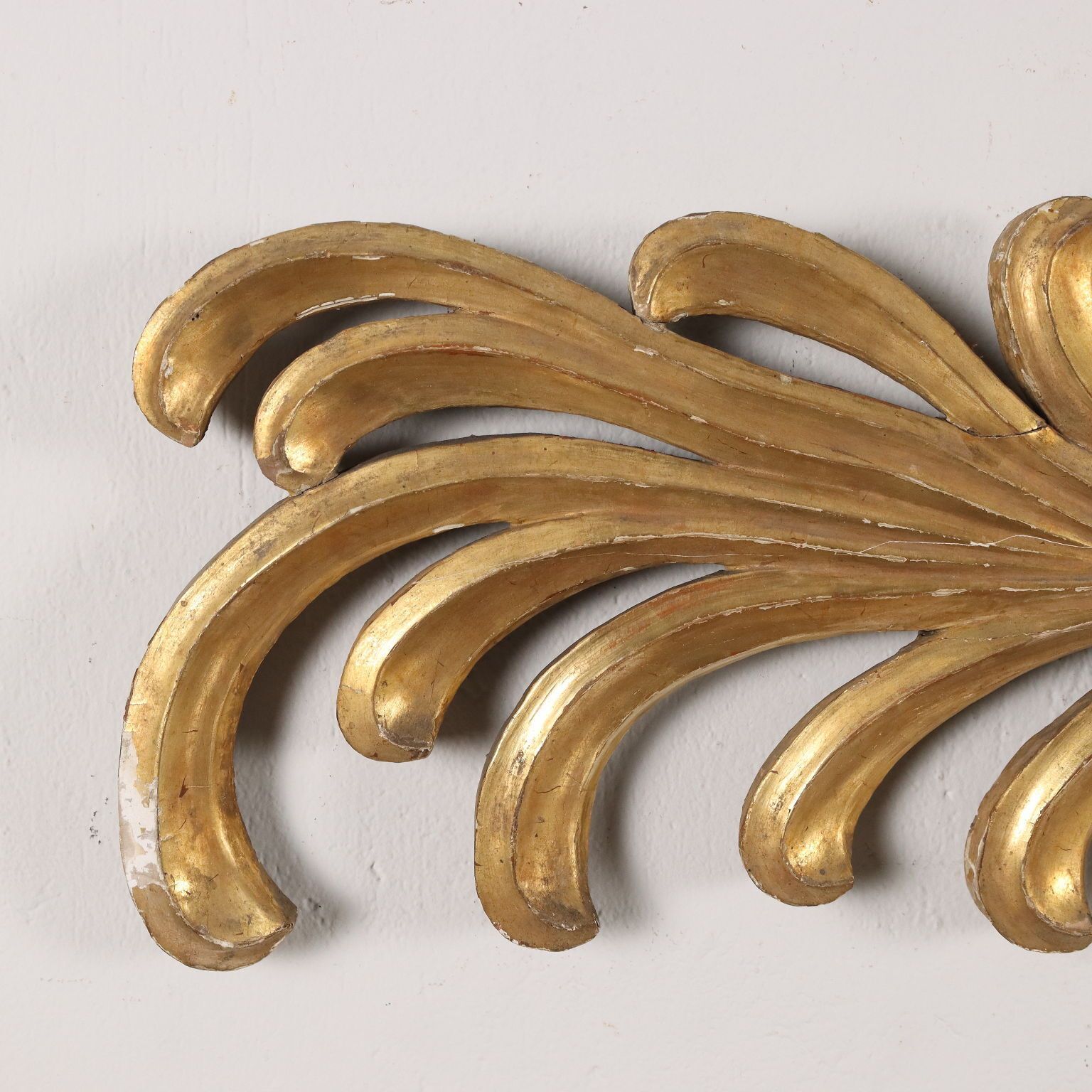 Frise de dessus-de-porte d'époque en bois sculpté et doré, Italie, XIXe siècle photo buy