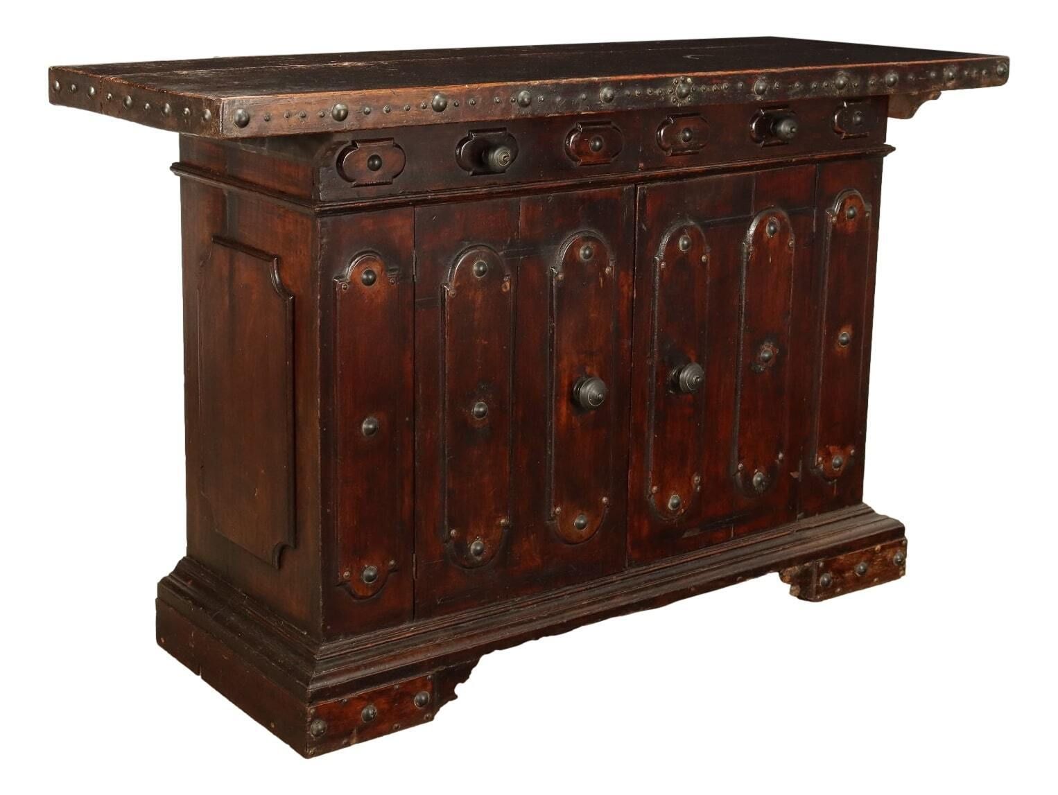 Barok Walnoten Dressoir Met Metalen Siernagels, Emilia, 18e Eeuw