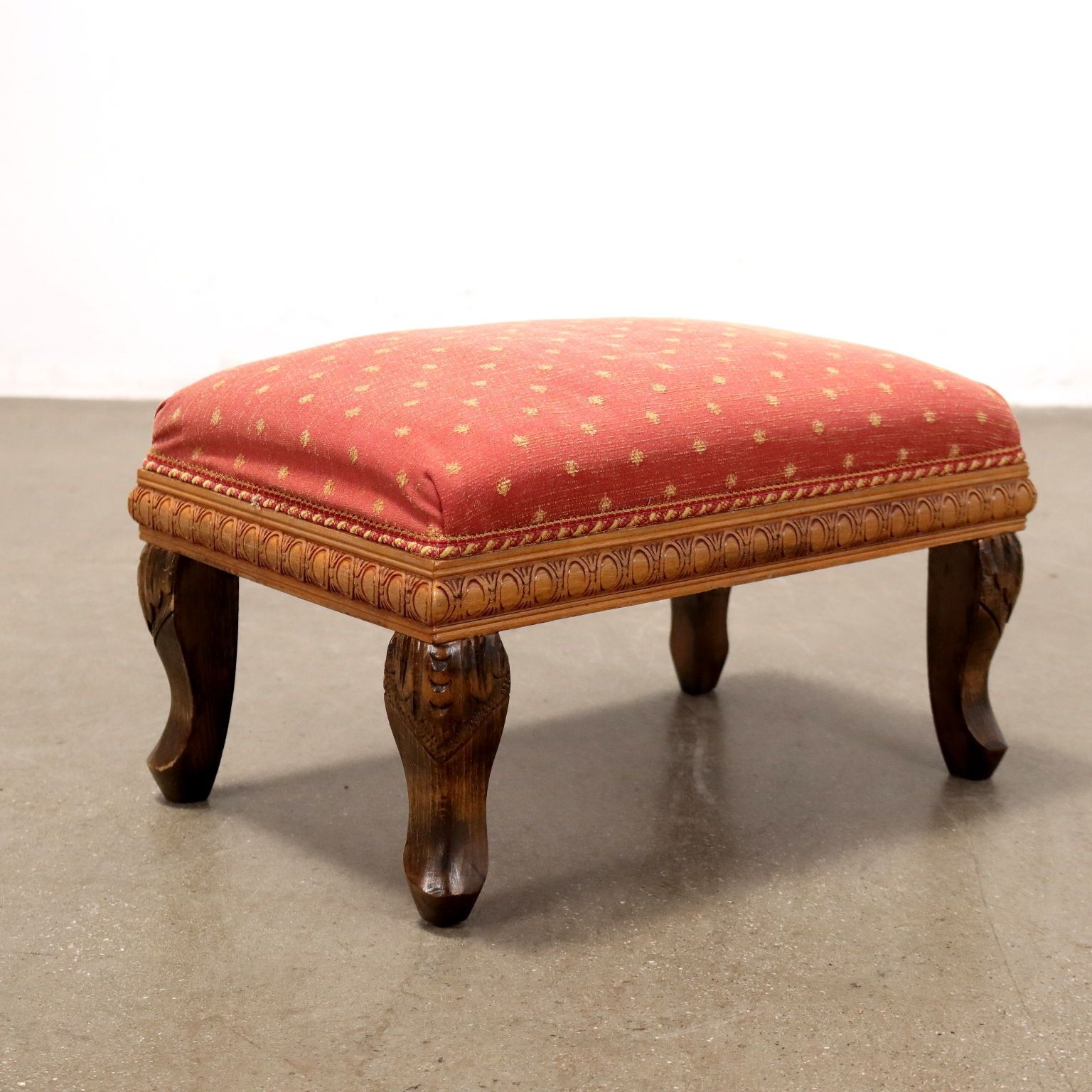 photo furniture Fauteuil d'époque en noyer et tissu avec repose-pieds, XIXe siècle