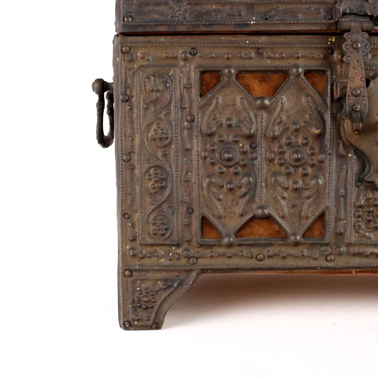 Coffret d'époque en bois, métal repoussé et velours, Italie, XIXe siècle photo 470.0