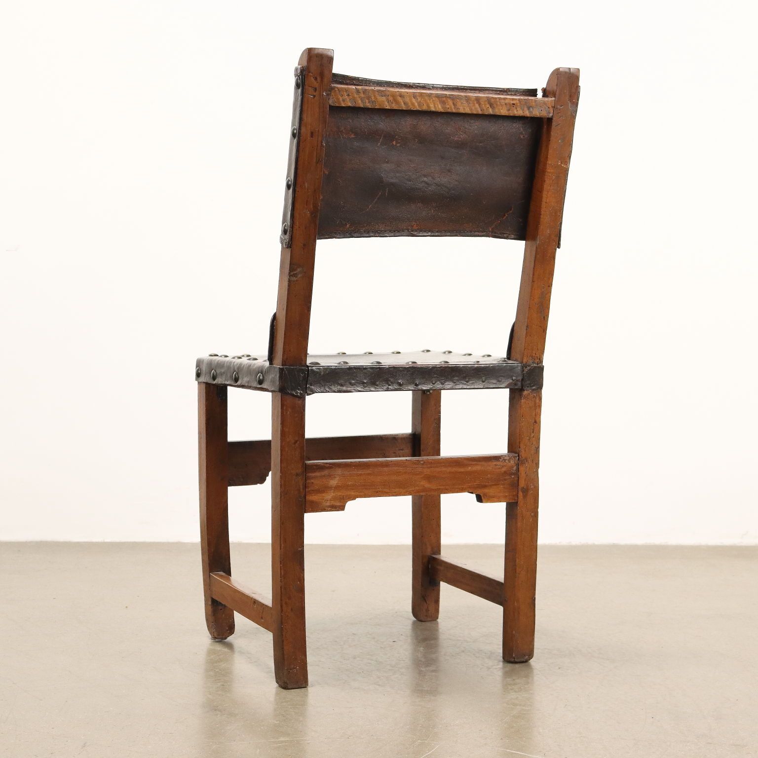 photo for sale Chaises baroques en noyer et cuir, Italie, XVIIIe siècle