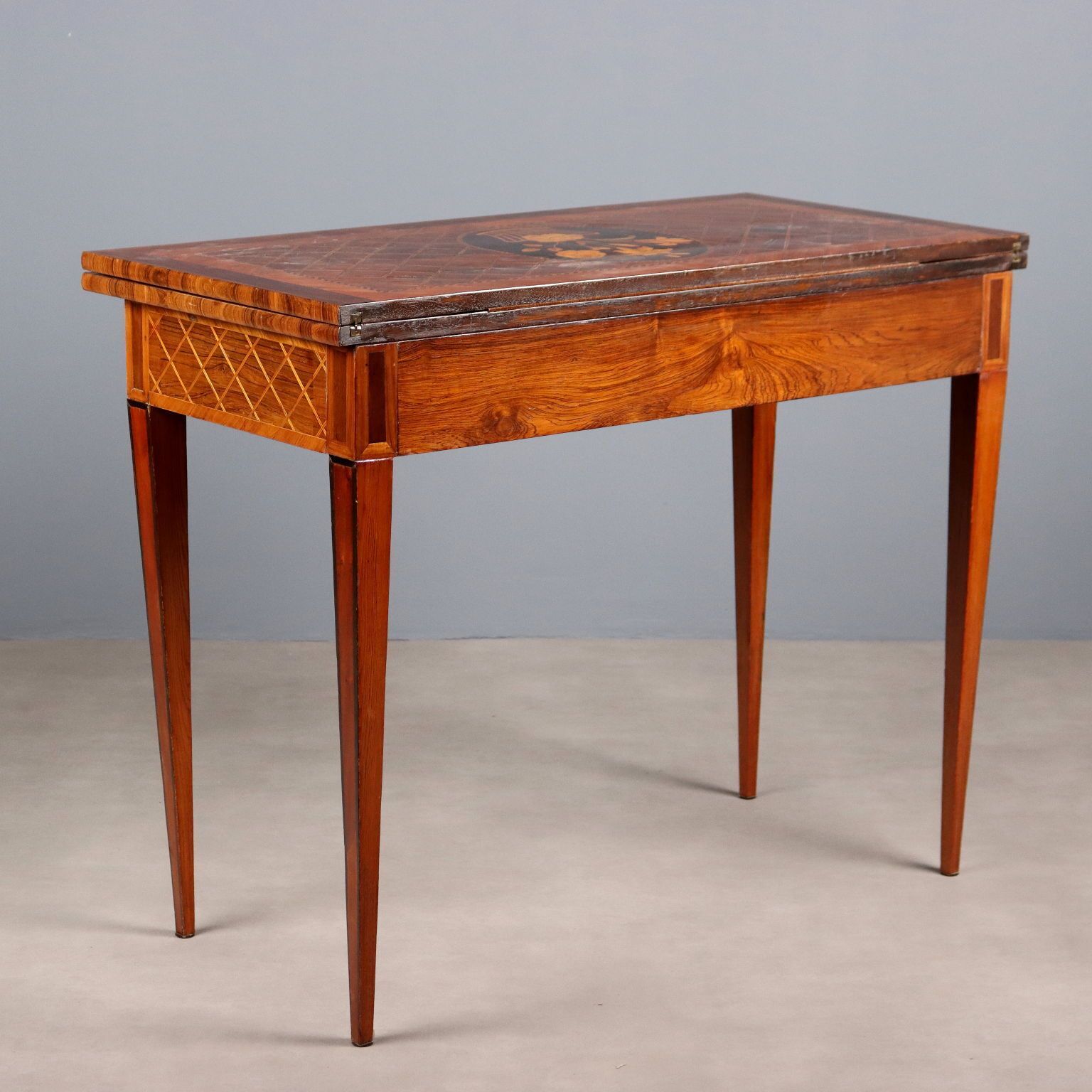photo vintage Table de jeu d'époque en essences multiples, Italie, XVIIIe siècle