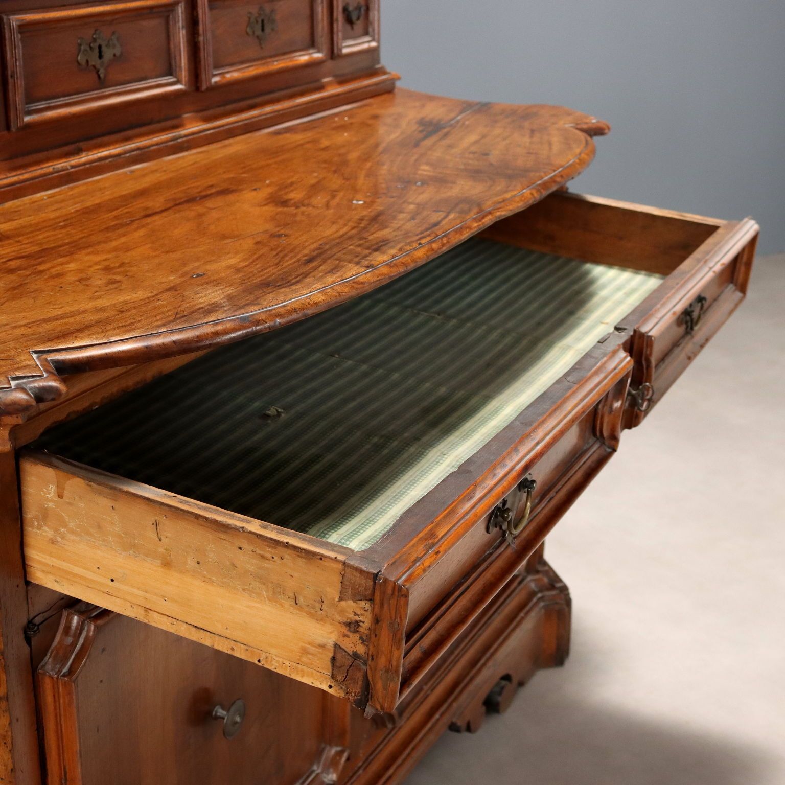 photo furniture Barok dressoir met geschuinde hoeken in walnoot