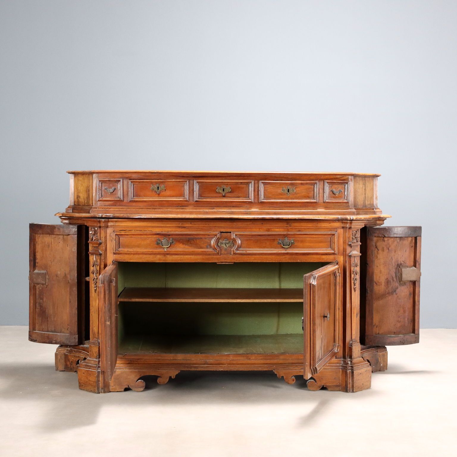 photo for sale Barok dressoir met geschuinde hoeken in walnoot