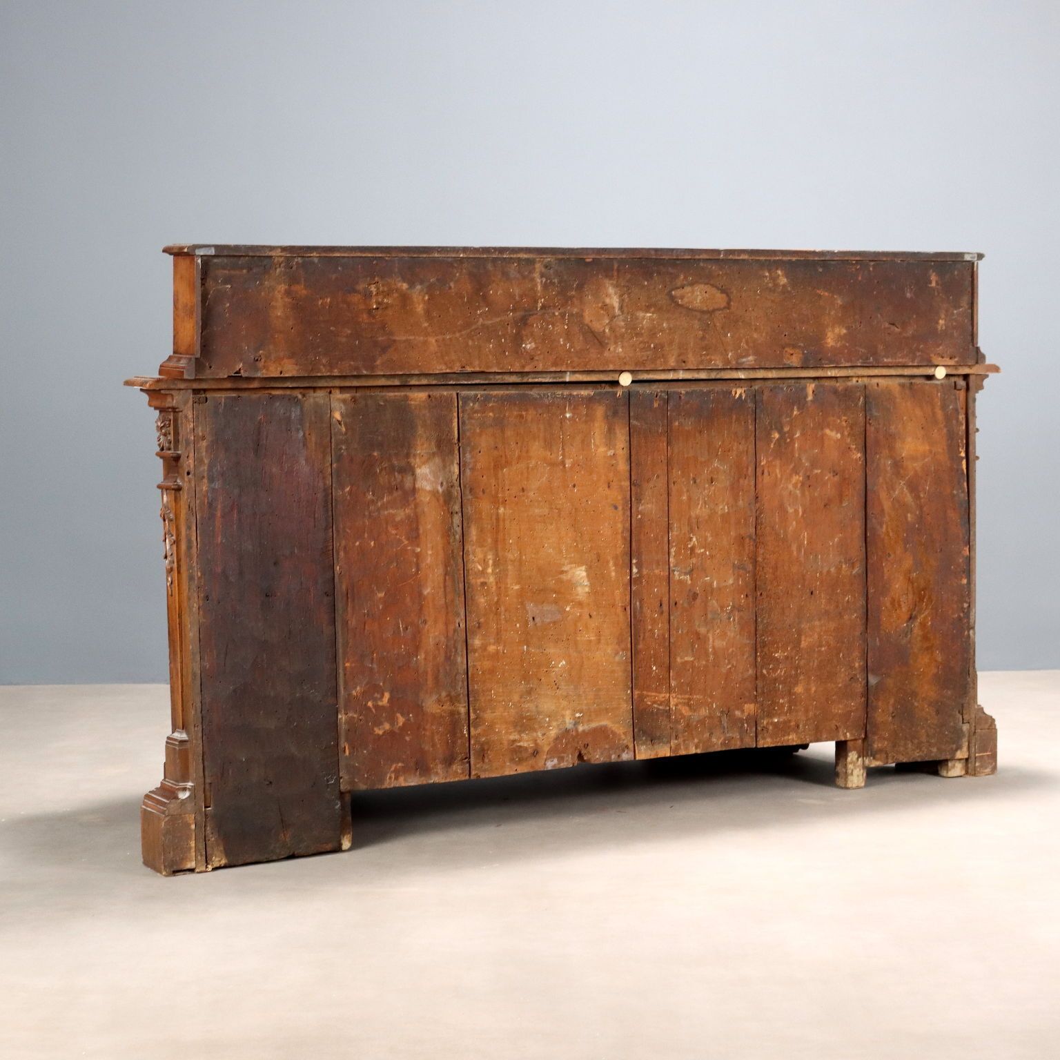 photo buy Barok dressoir met geschuinde hoeken in walnoot