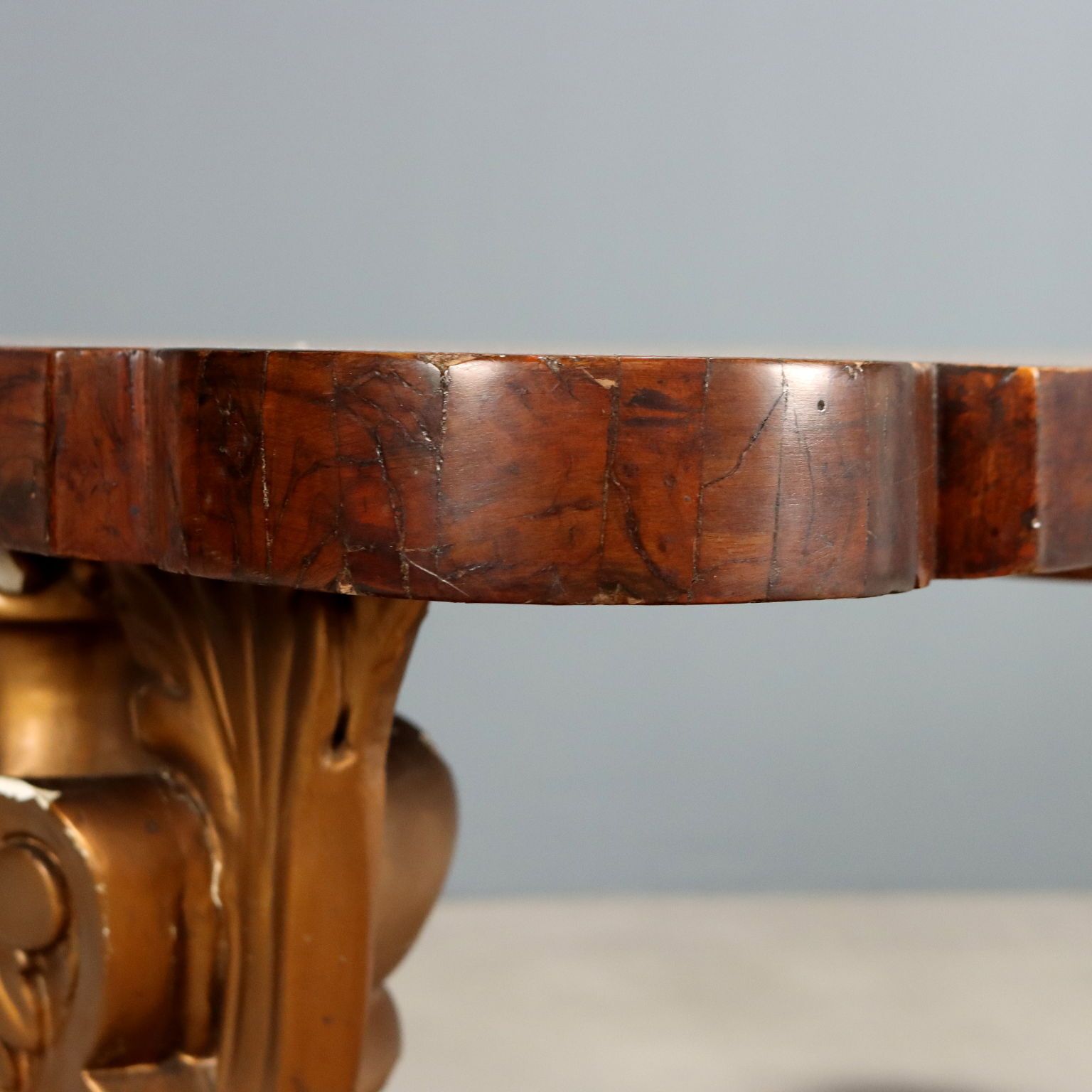 Gesneden houten salontafel   Italië, 20e eeuw photo 640.0