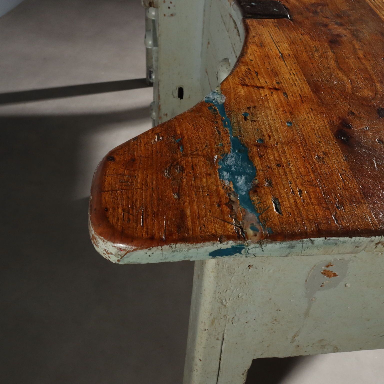photo for sale Table industrielle en sapin et orme, design italien, XXe siècle
