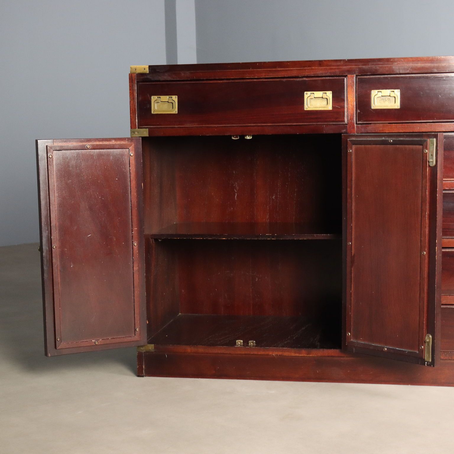 Armoire d'époque en placage d'acajou et laiton, Italie, XXe siècle photo Mobilier