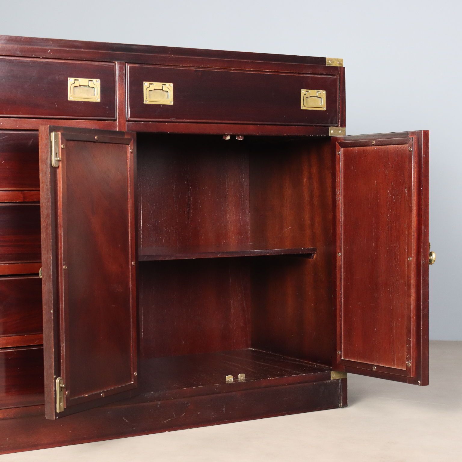 Armoire d'époque en placage d'acajou et laiton, Italie, XXe siècle photo 1050.0